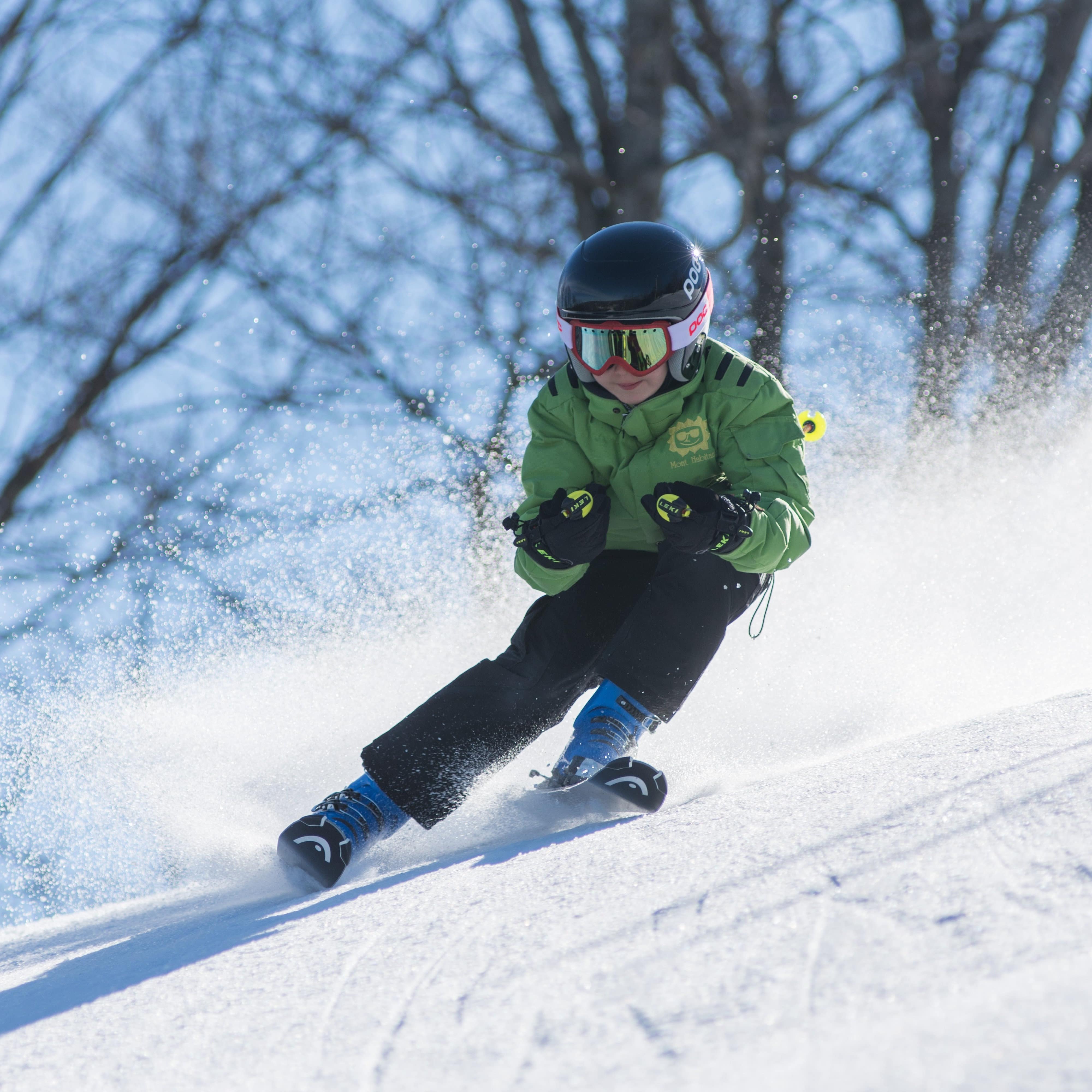 Ein Kind mit fortgeschrittenen Fähigkeiten auf Skiern.