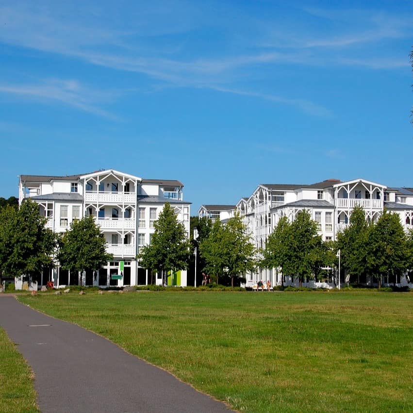 In den Häusern der Bäderarchitektur befinden sich die schönsten Ferienwohnungen auf Rügen.