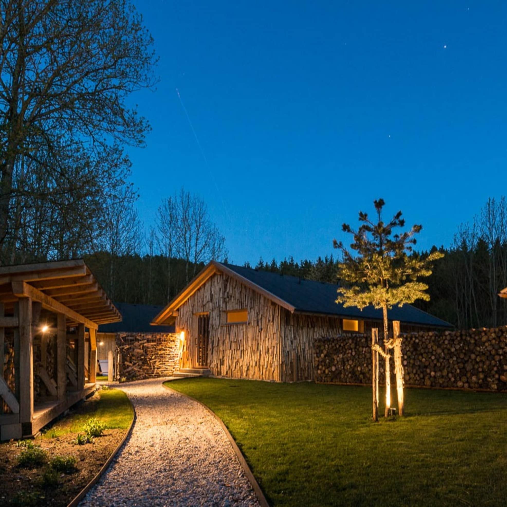 Außenansicht eines Luxuschalets im Bayerischen Wald am Abend