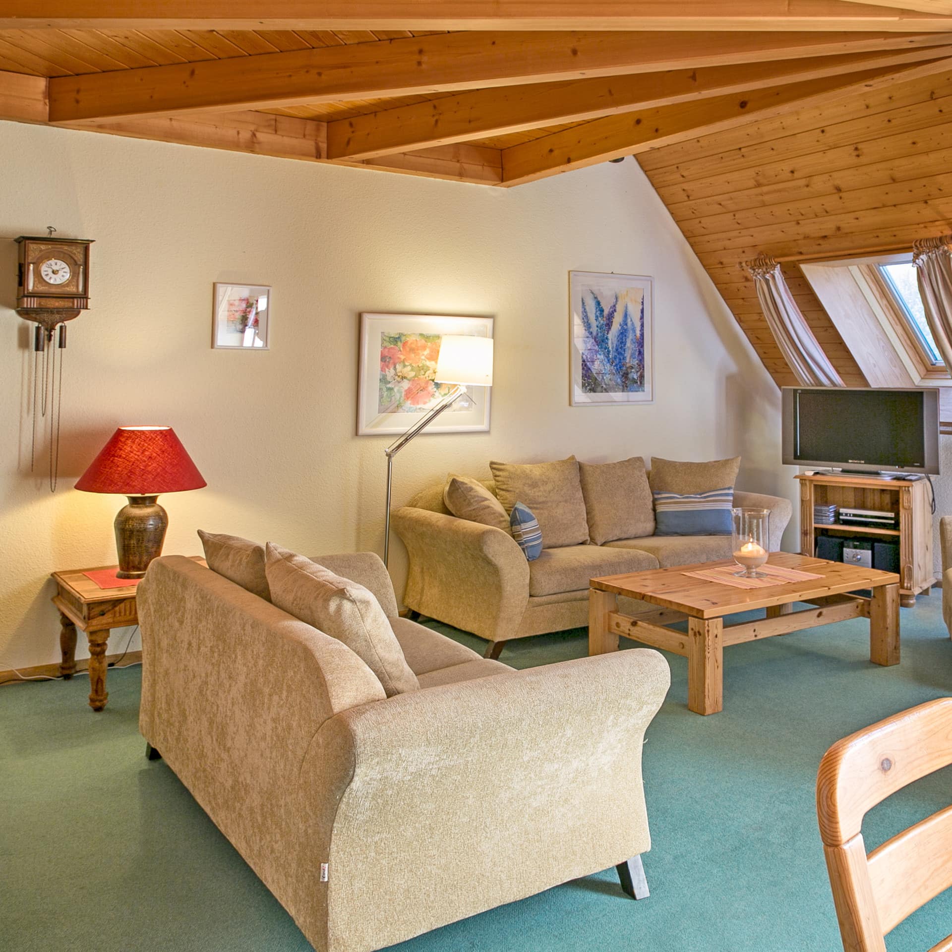 helle Ferienwohnung am Titisee mit großem, stilvoll eingerichtetem Wohnzimmer mit Holzdecke