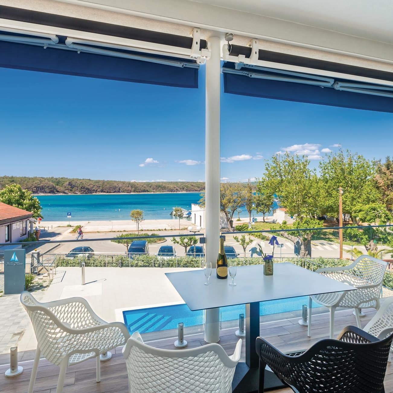 Blick vom Balkon einer Ferienwohnung in Punat mit Meerblick und Pool