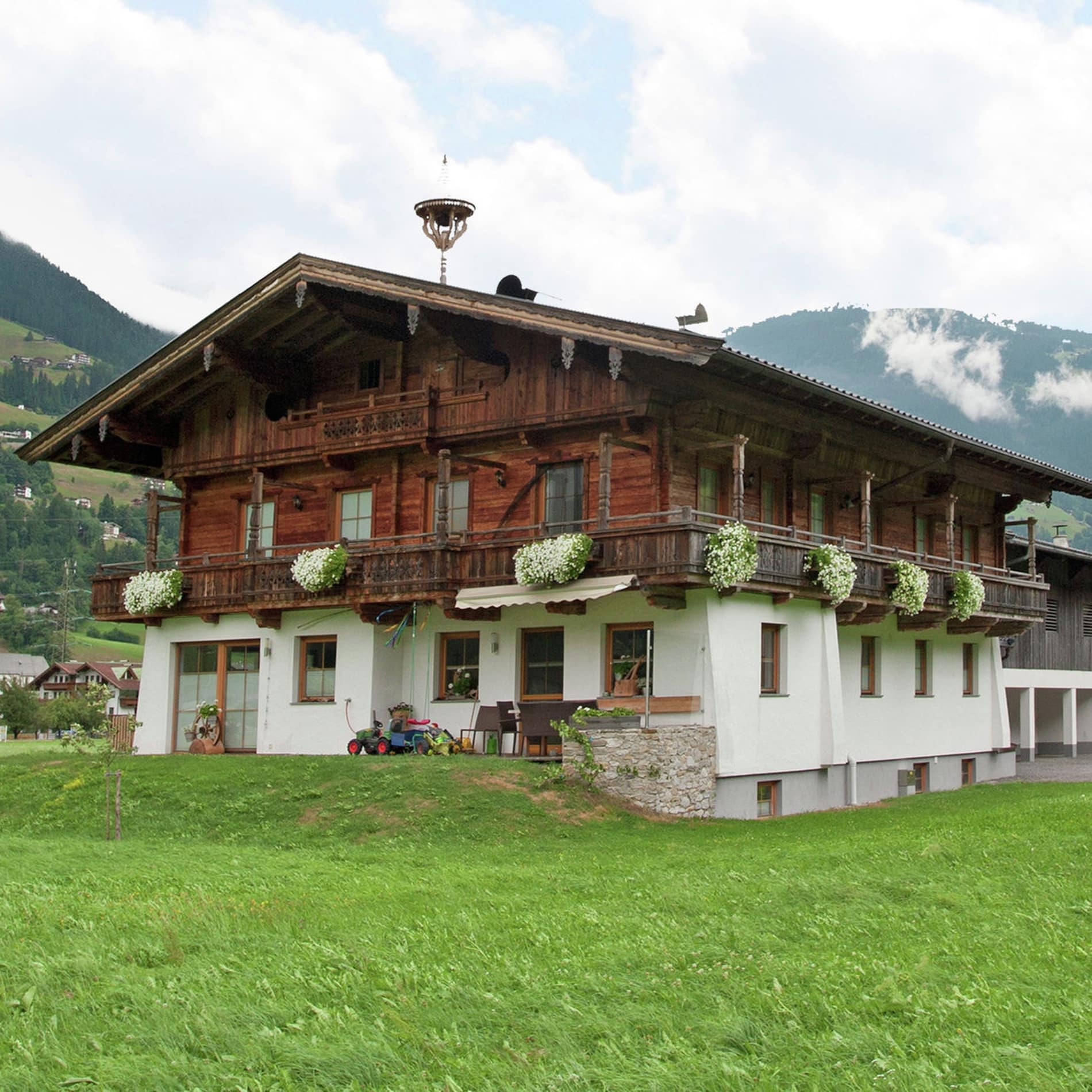 Das in traditioneller Bauweise errichtete Haus stammt aus dem Jahr 2008