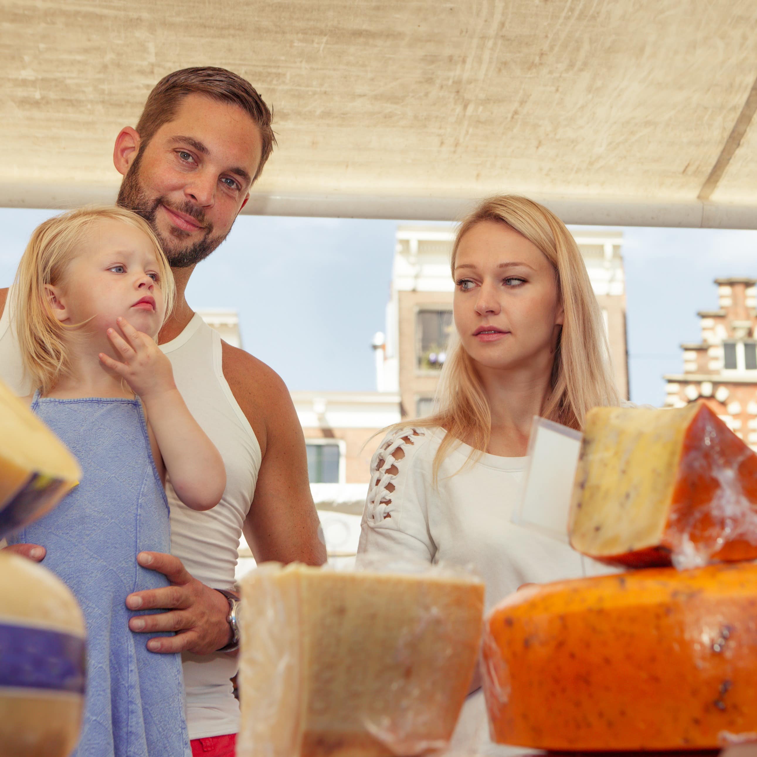 Eine Familie vor einem Käsestand