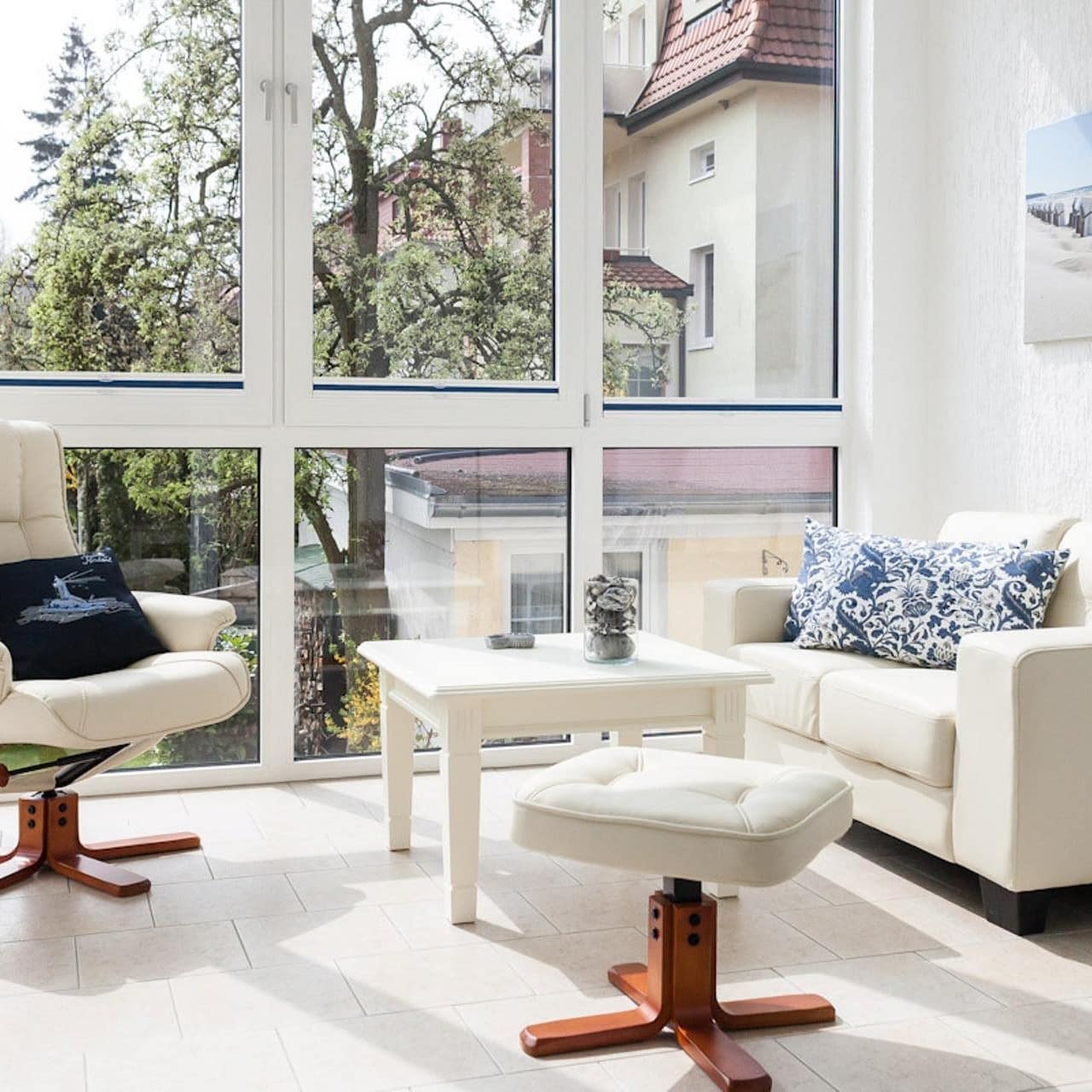 Wintergarten mit heller und moderner Möblierung in einer Ferienwohnung im Ostseebad Nienhagen