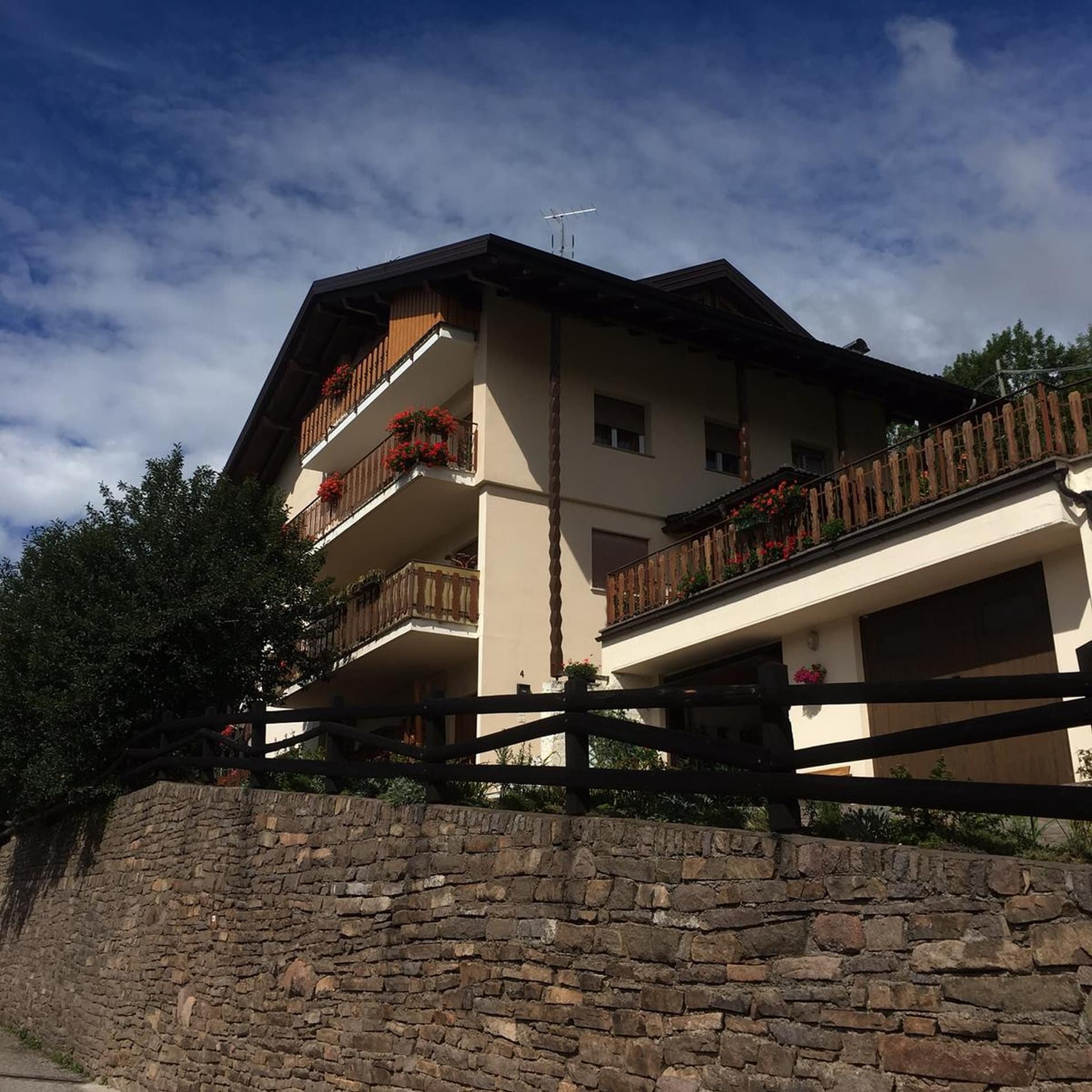 Blick auf das romantische Penthouse mit Bergblick