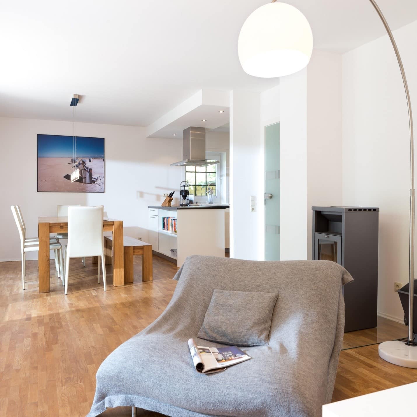 Helles modern gestaltetes Wohnzimmer eines Ferienhauses auf Norderney für acht Personen