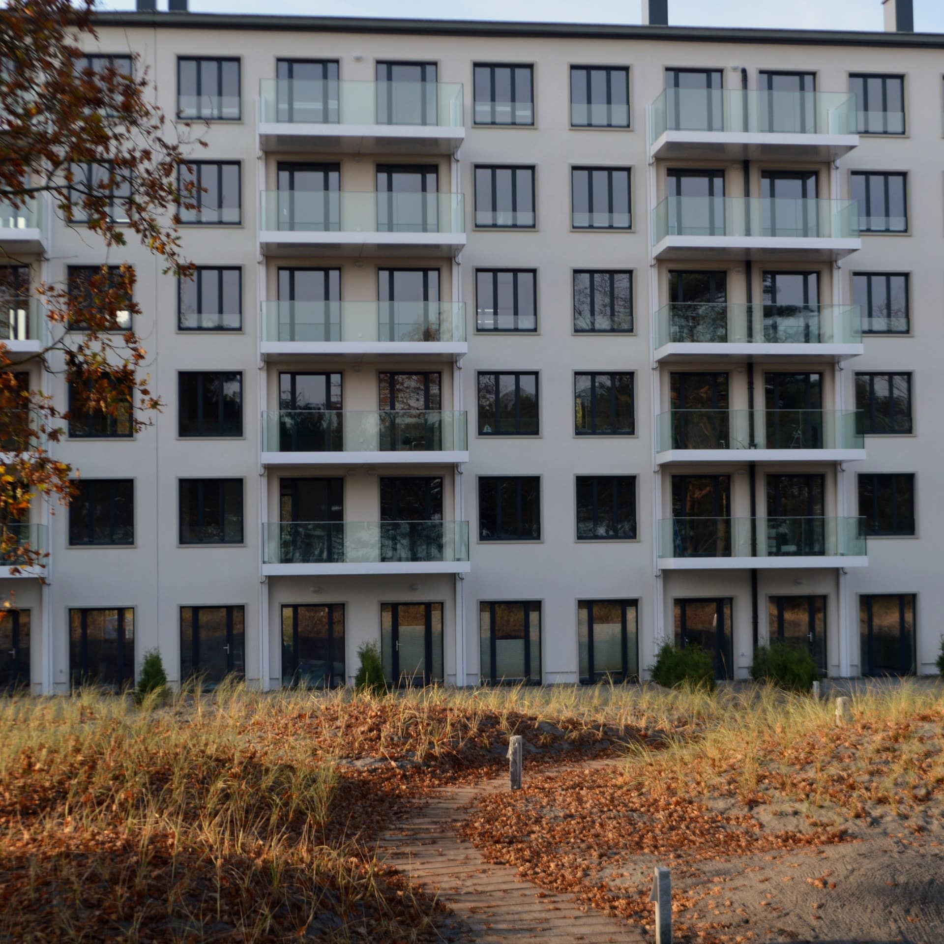 Blick auf ein Apartment Haus in Prora mit Ferienwohnungen