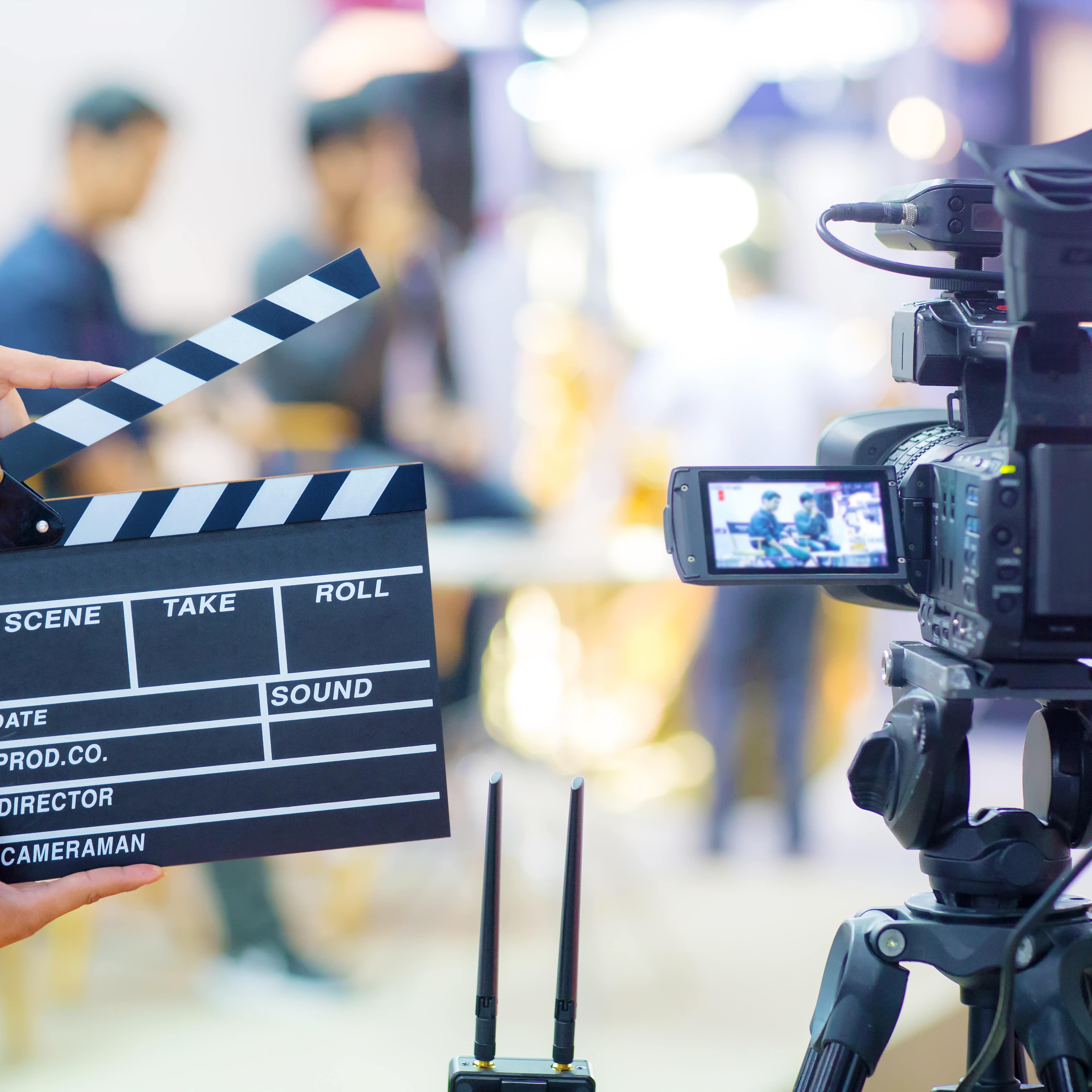 Eine Kamera und Film-Klappe in einem Filmstudio.