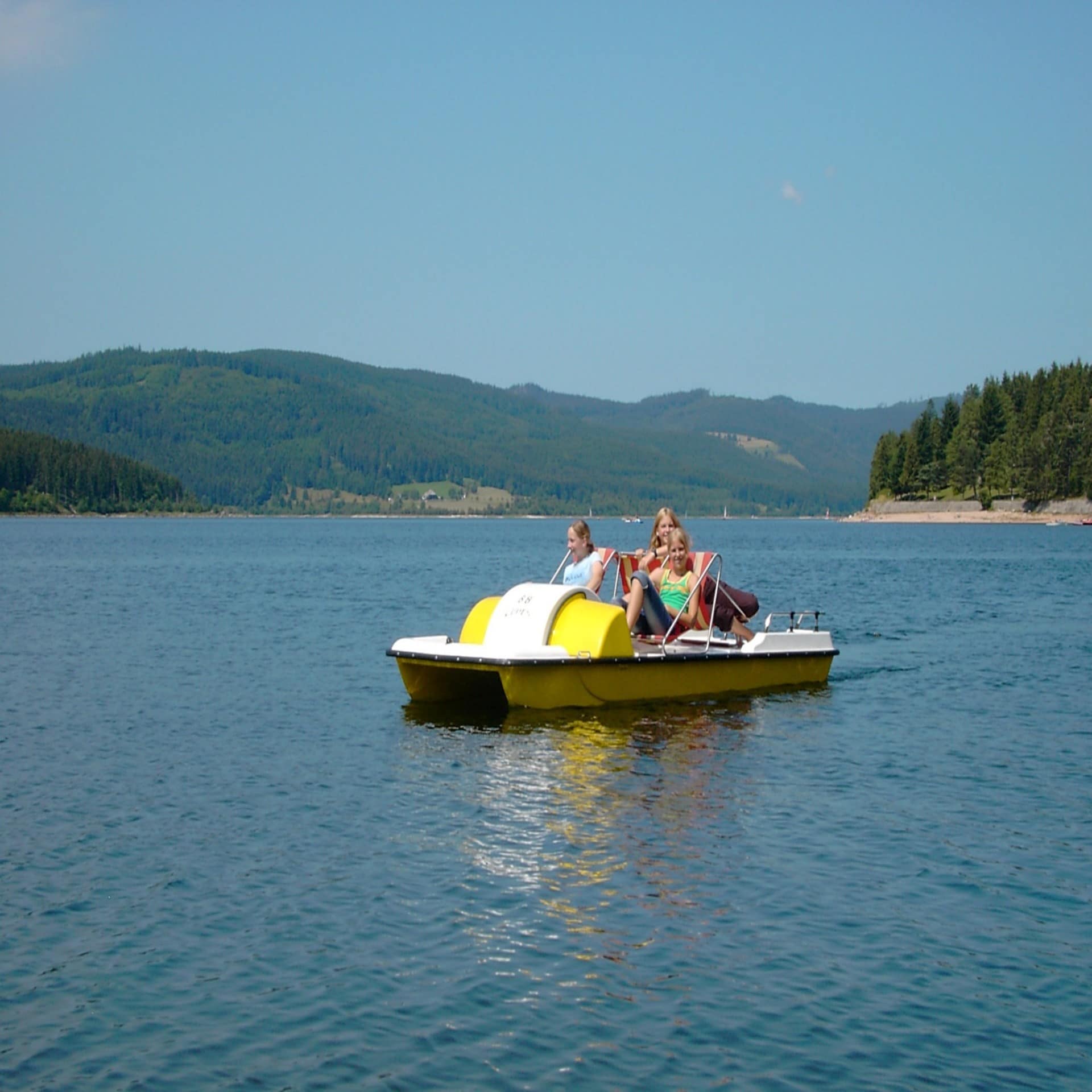 Eine Familie beim Tretbootfahren auf dem Schluchsee.