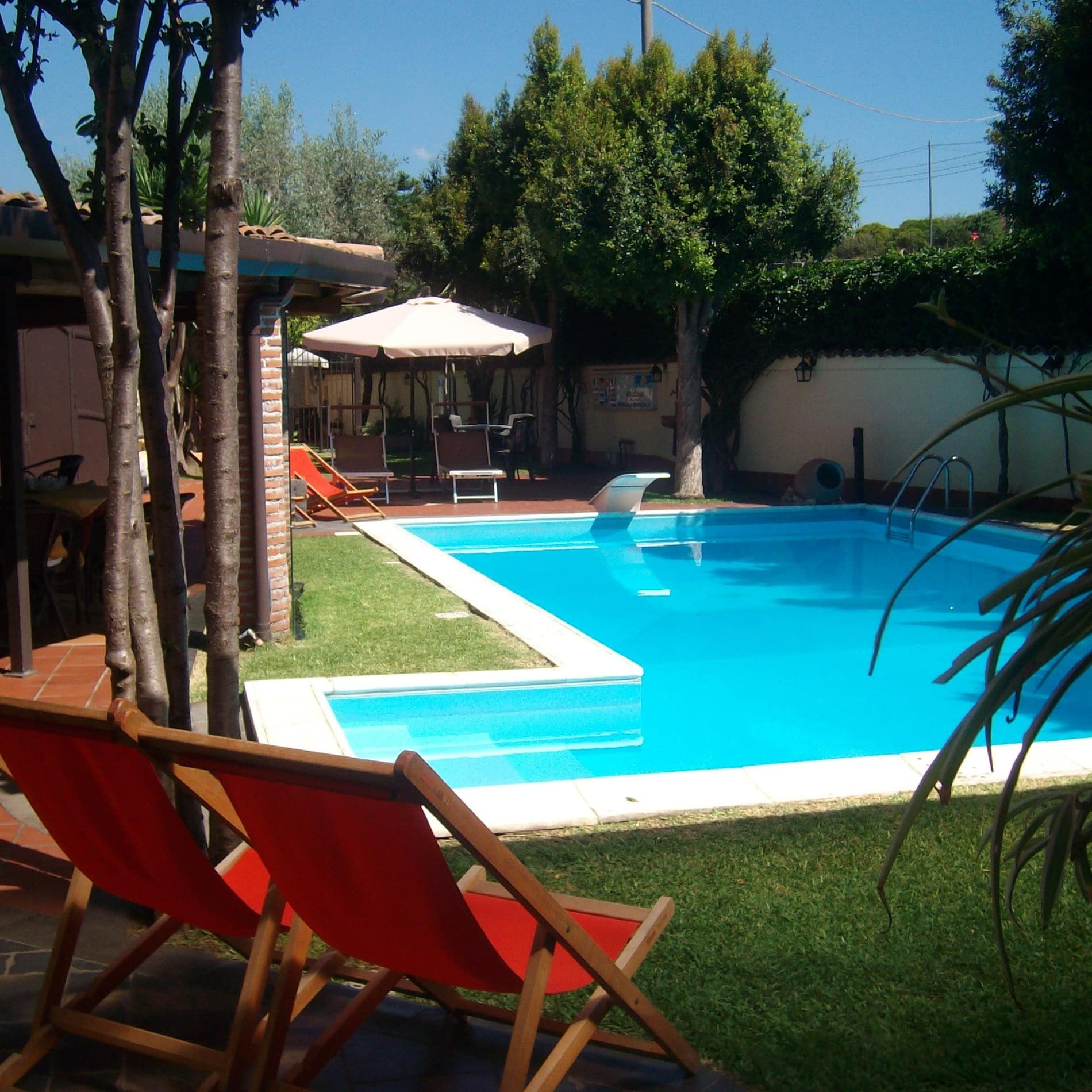 Großer Pool im Garten eines Ferienhauses