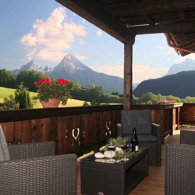 Blick vom Balkon einer Ferienwohnung im Berchtesgadener Land auf das Alpenpanorama