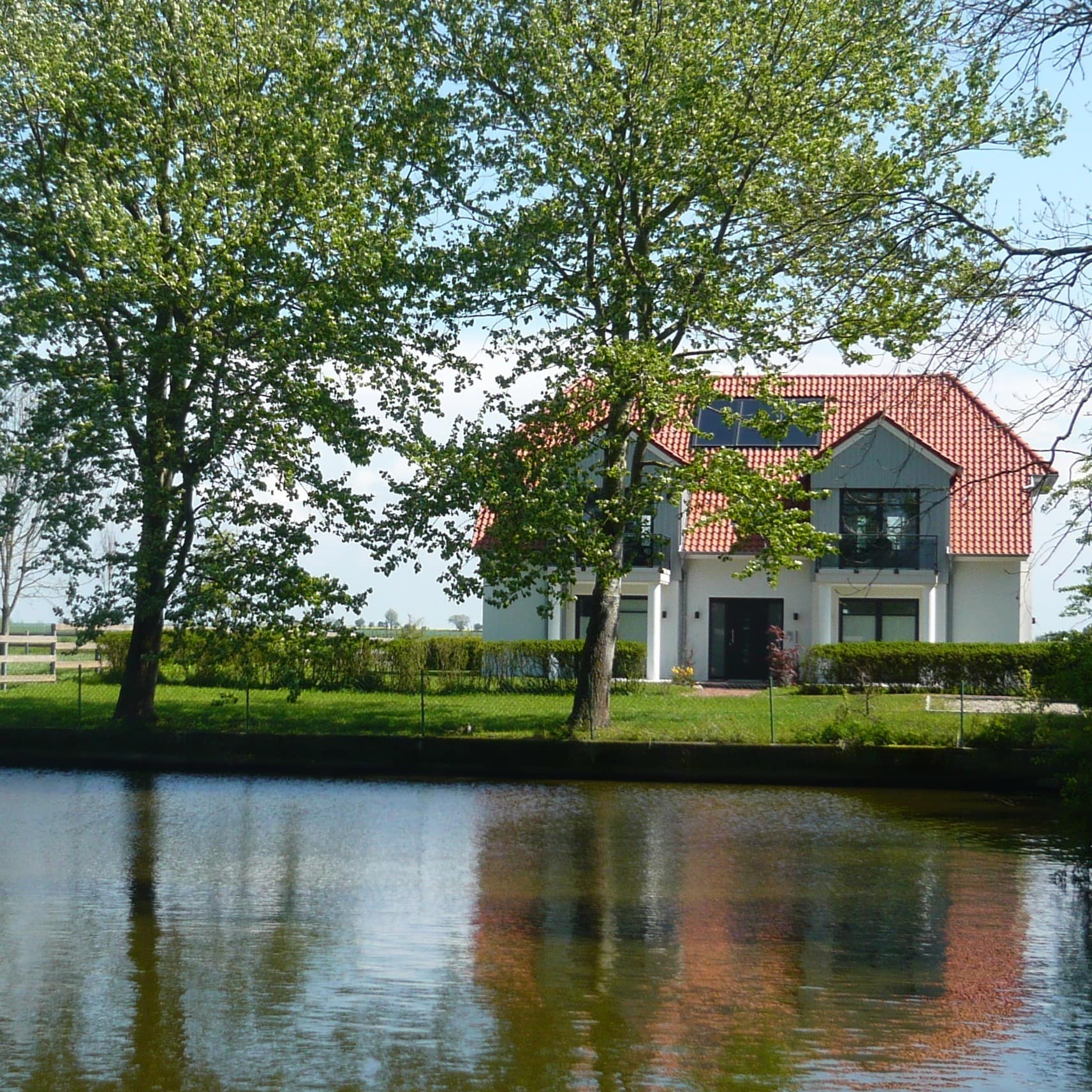 Frontansicht eines Ferienhauses in Polen direkt am See