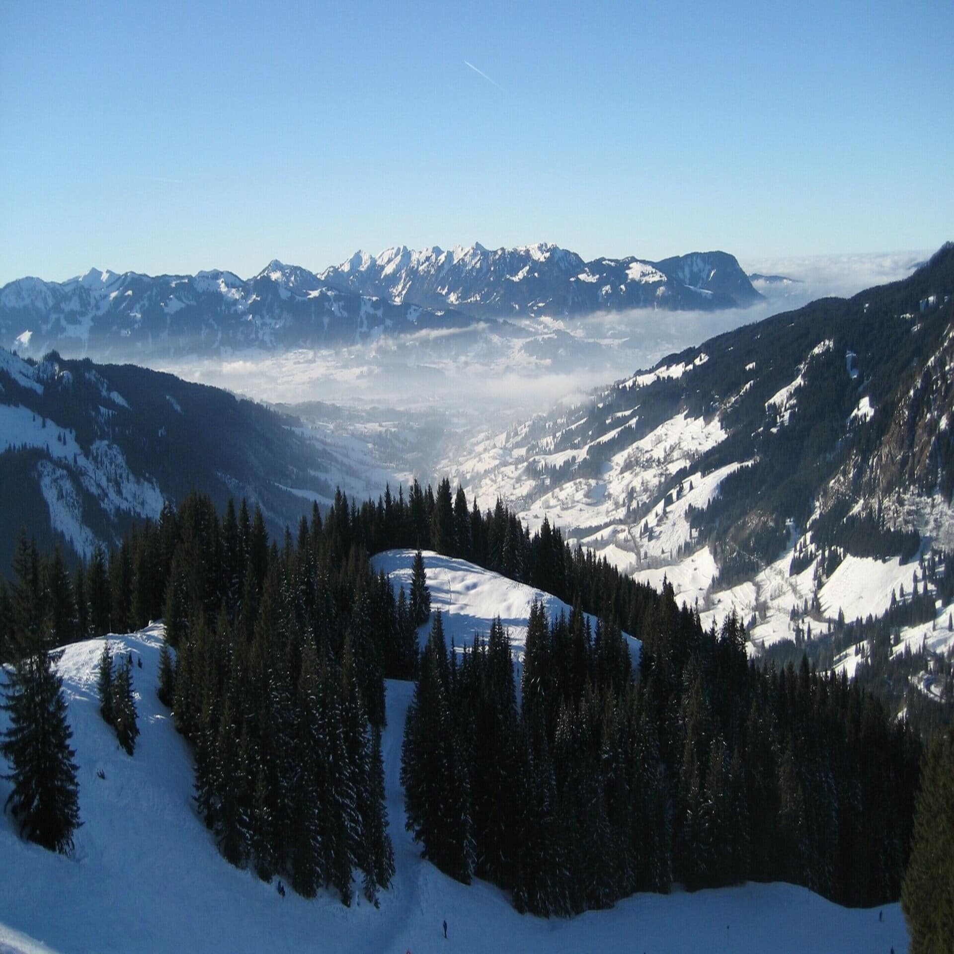 Panoramablick über die verschneite Berglandschaft um Bad Hindelang.