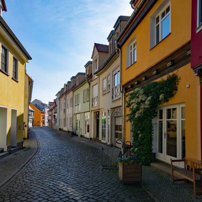 Kopfsteinpflaster und bunte Häuserfassaden verleihen der Altstad