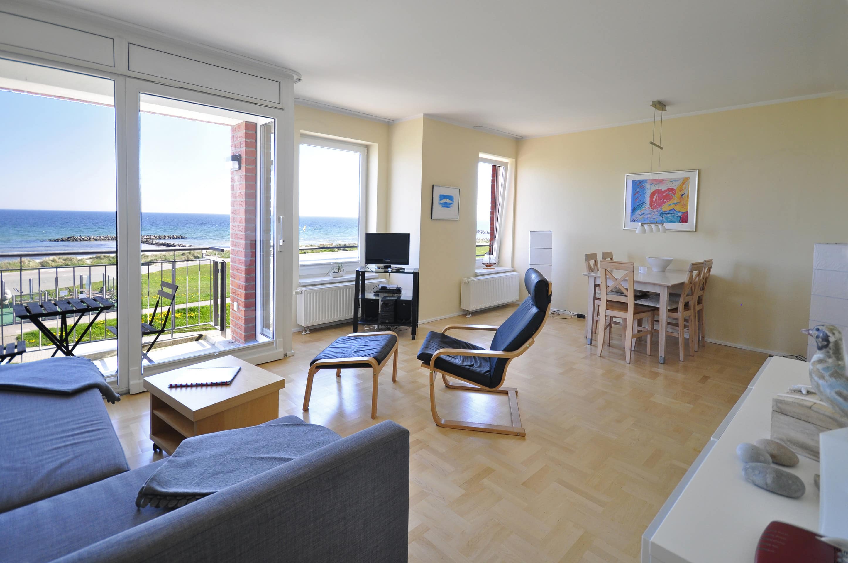 Blick aus dem Wohnzimmer einer Ferienwohnung direkt am Schönberger Strand in der Kieler Bucht