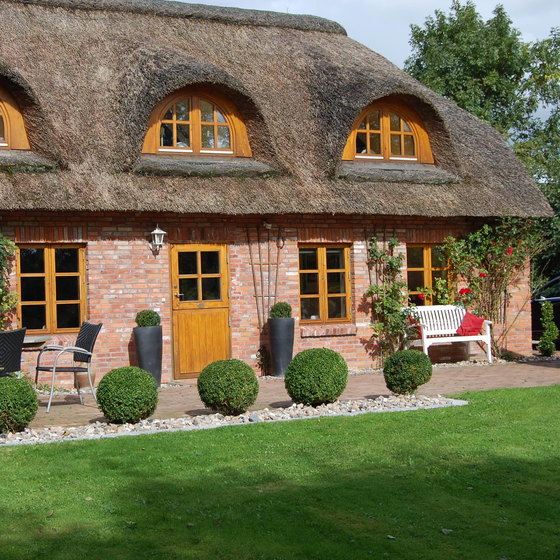 Ferienhaus mit Sauna in Sankt Peter-Ording mit beeindruckendem Reetdach und sehr gepflegtem Garten