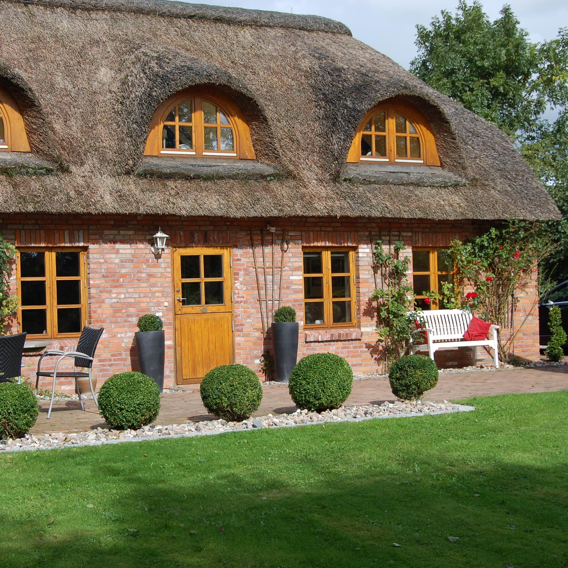 Ferienhaus mit Sauna in Sankt Peter-Ording mit beeindruckendem Reetdach und sehr gepflegtem Garten 