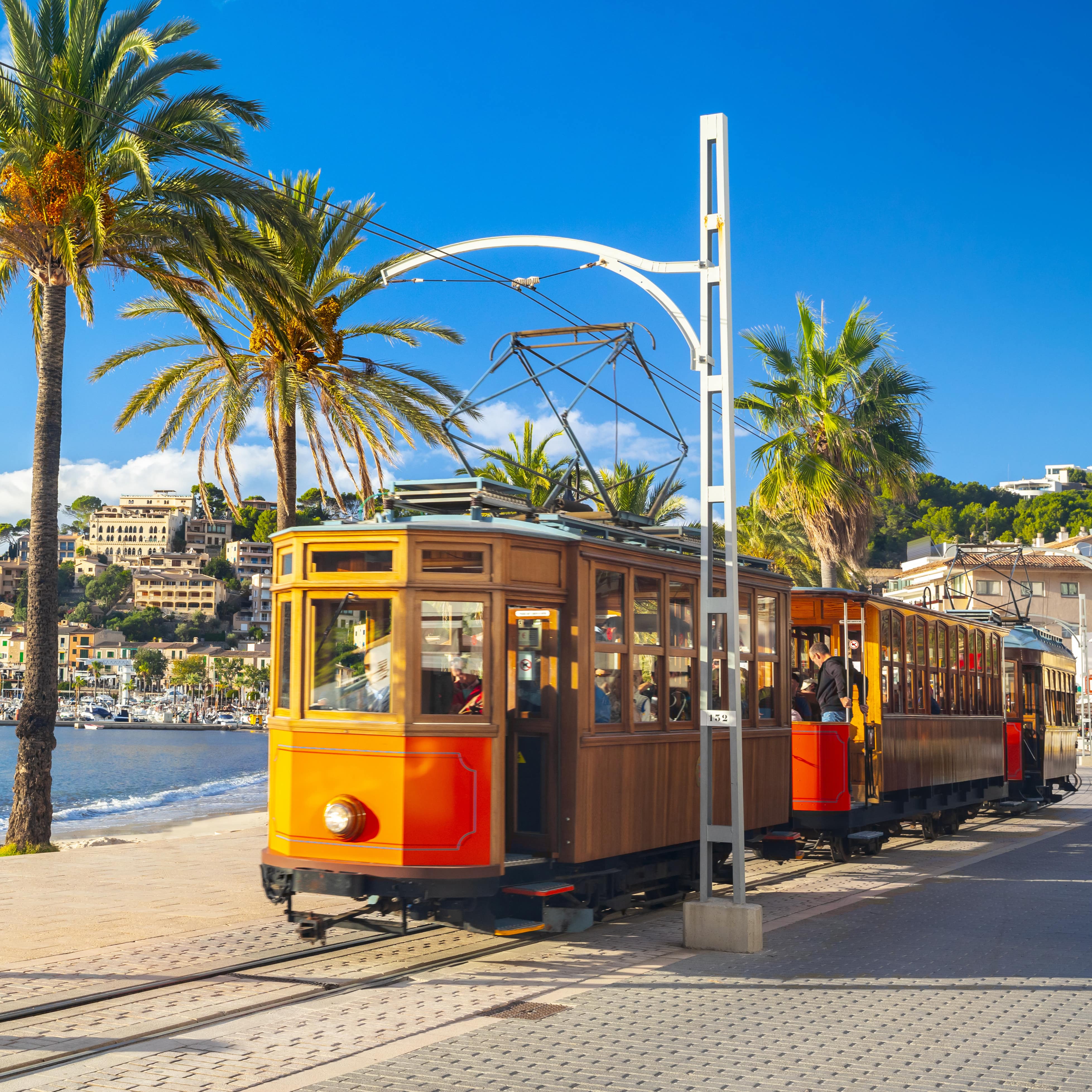 Historische Straßenbahn an der Promenade von Soller.