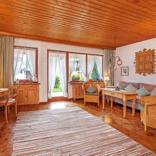 Wohnzimmer einer Ferienwohnung in Reit im Winkel mit viel Holz