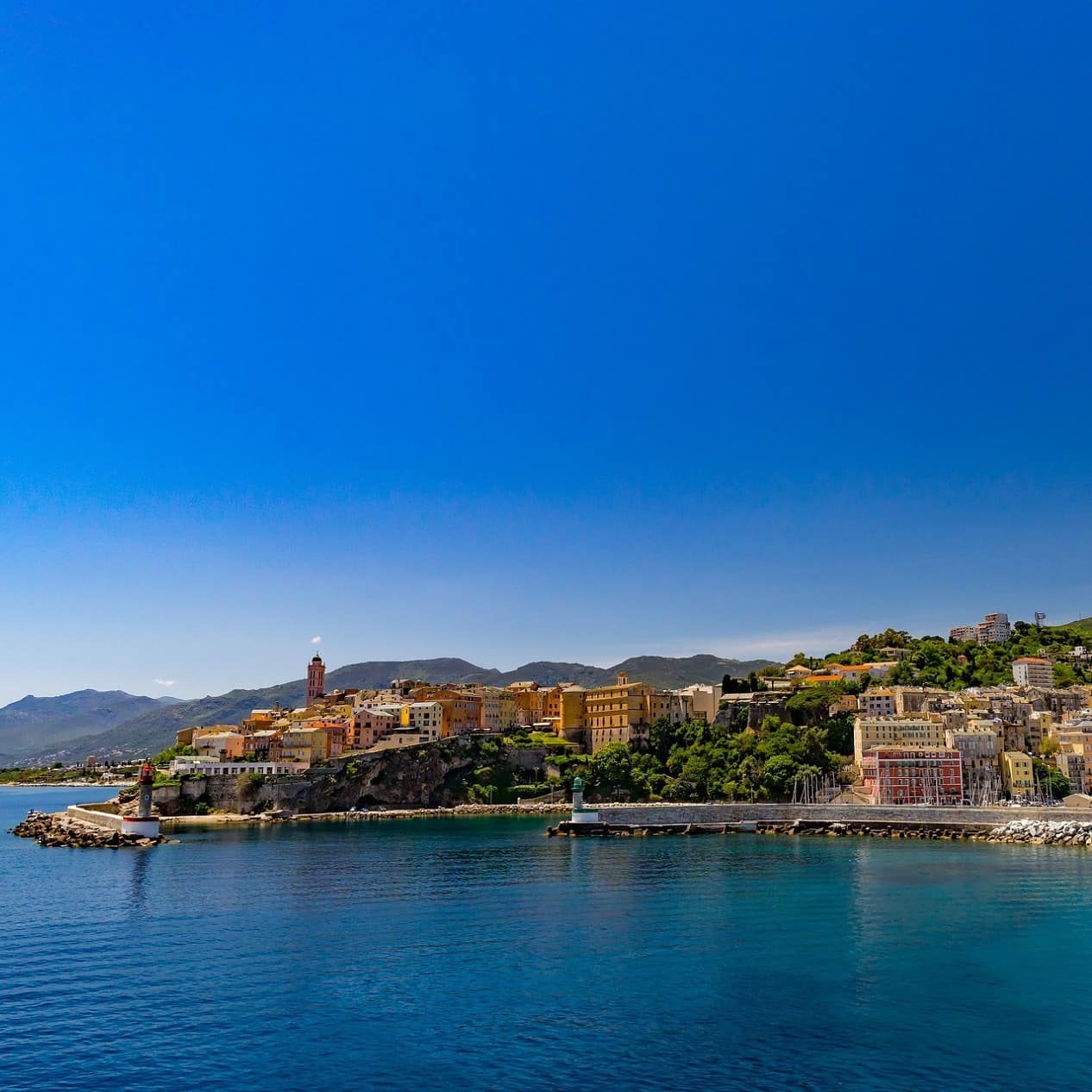 Blick auf eine Stadt auf Korsika direkt am Wasser 