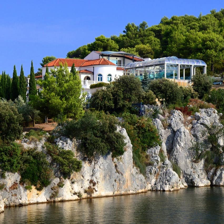In den Strandhäusern und Luxus-Villen an der Adriaküste Kroatiens können Sie wunderschöne Ferienwohnungen mit Meerblick von privat mieten.