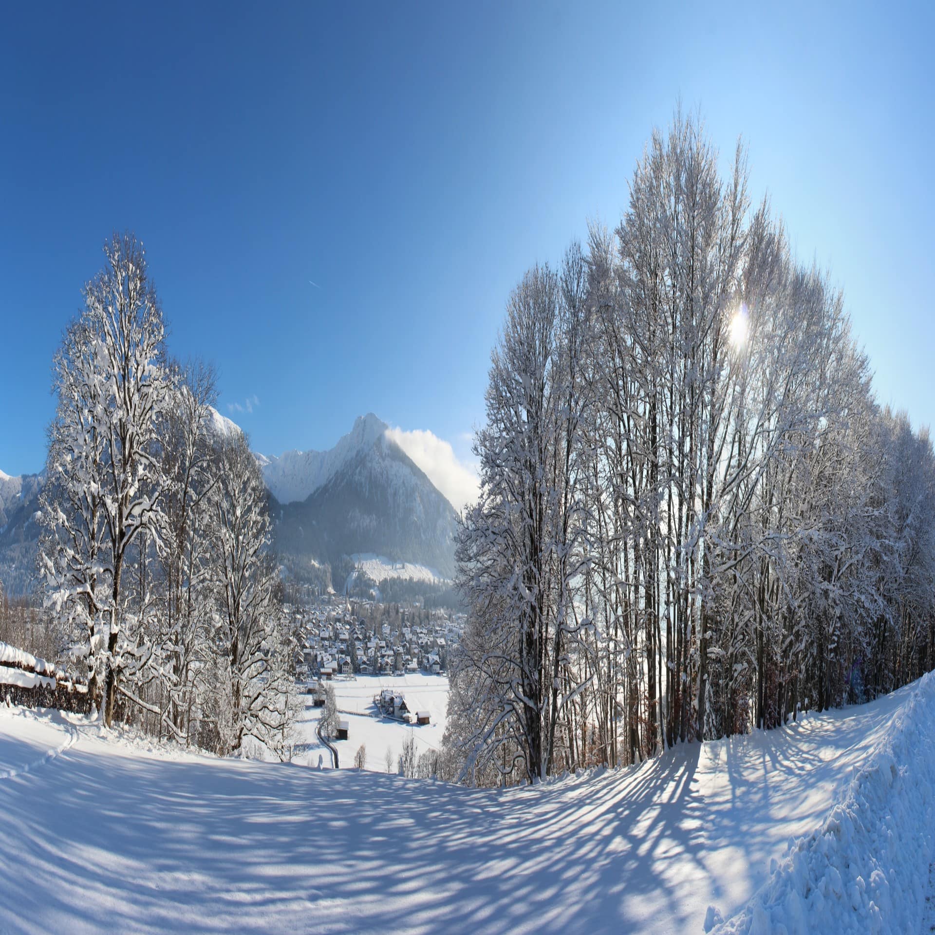 Sonniger Panoramablick über die verschneite Landschaft und Oberstdorf.