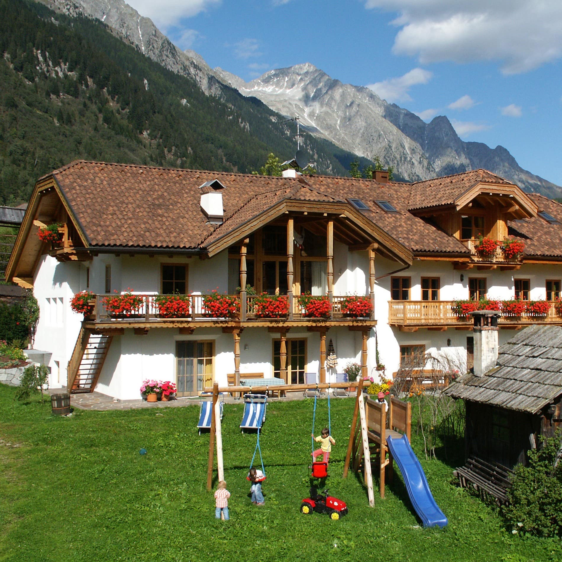 Die Ferienwohnung im Bauernhof aus dem 16. Jahrhundert bietet den Kindern Spielmöglichkeiten auf der Wiese vor dem Haus