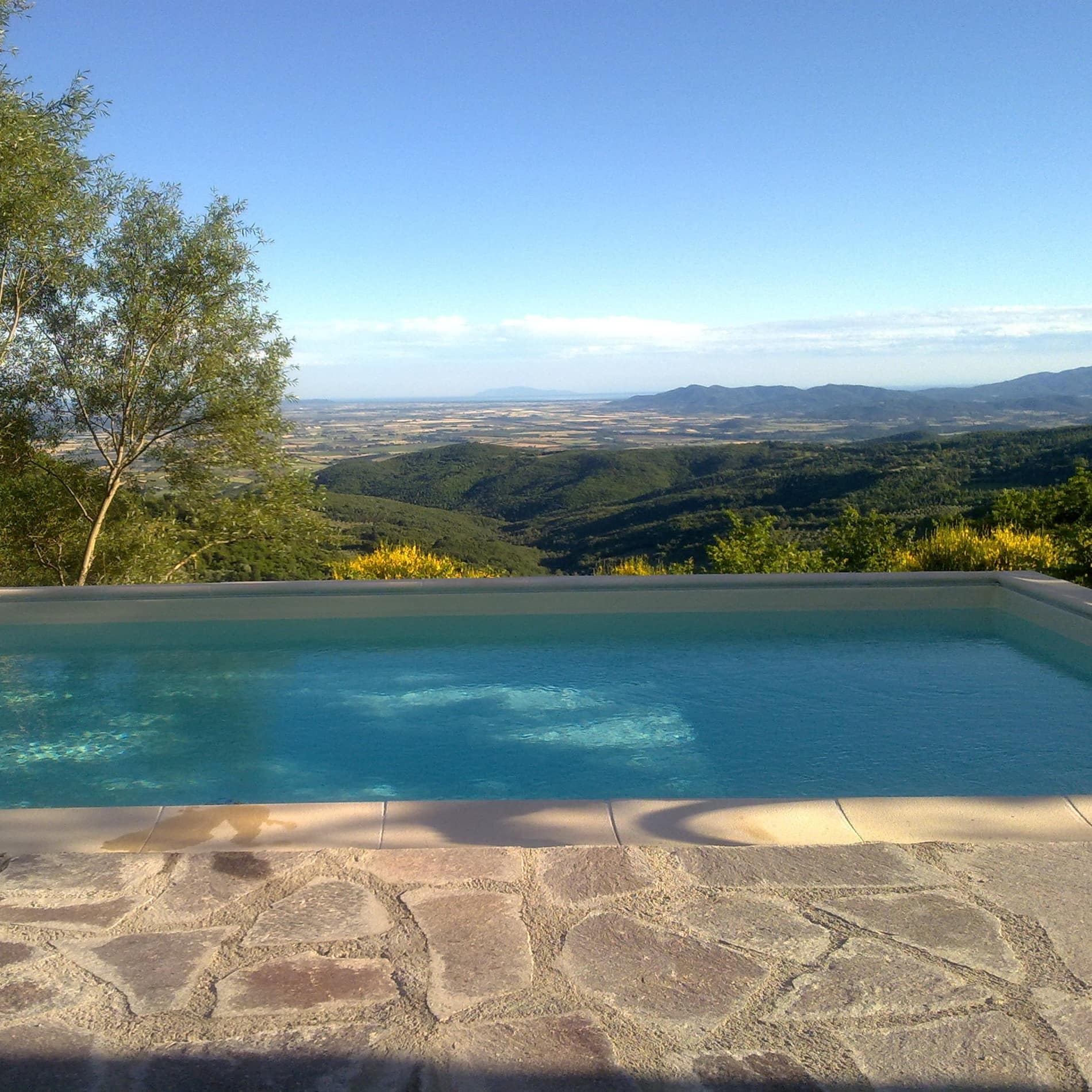 Vom Pool schweift das Auge über die weite Ebene der südtoskanischen Maremma bis zum Meer mit dem Monte Argentario