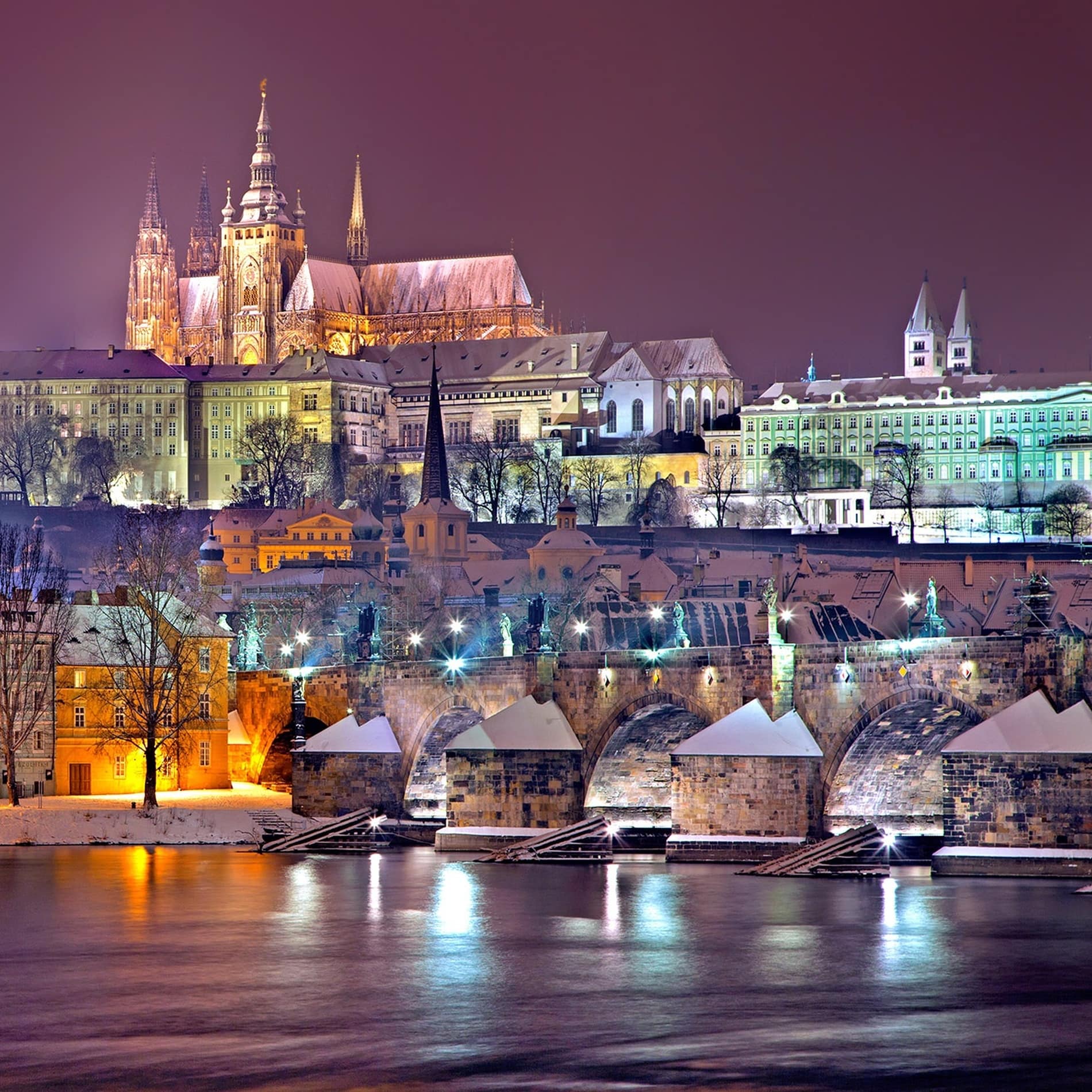 Kleinseite in Prag mit Hradschin und Karlsbrücke im Schnee