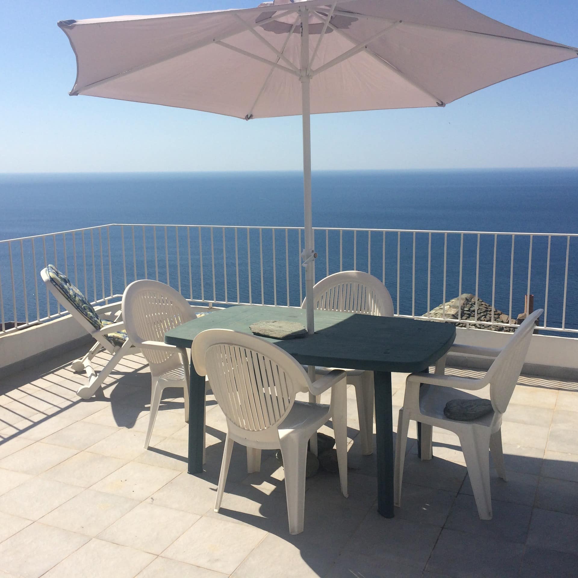 Dachterrasse eines Ferienhauses auf Korsika mit Panoramablick auf das Meer