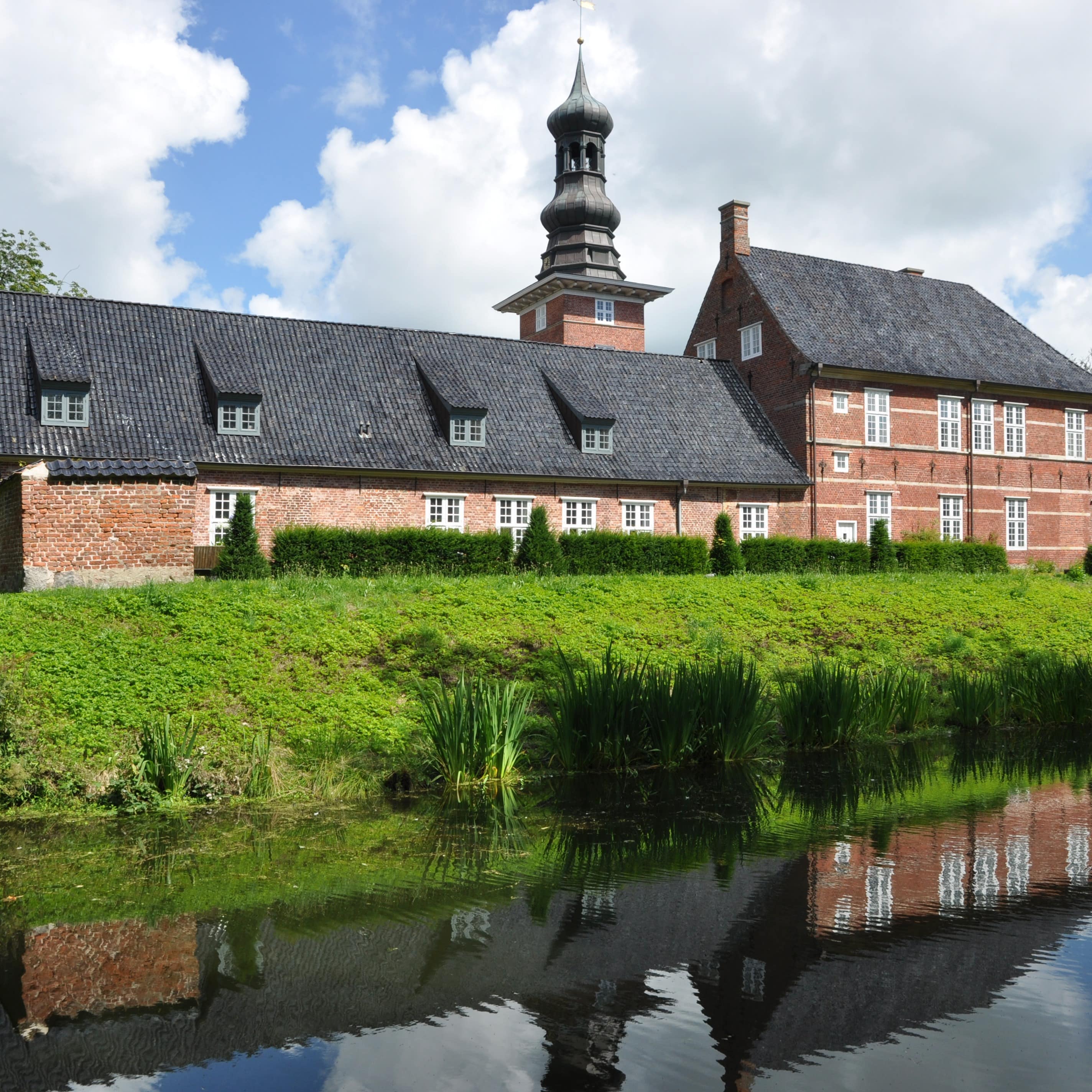 Blick über Wasser auf das Schloss Husum