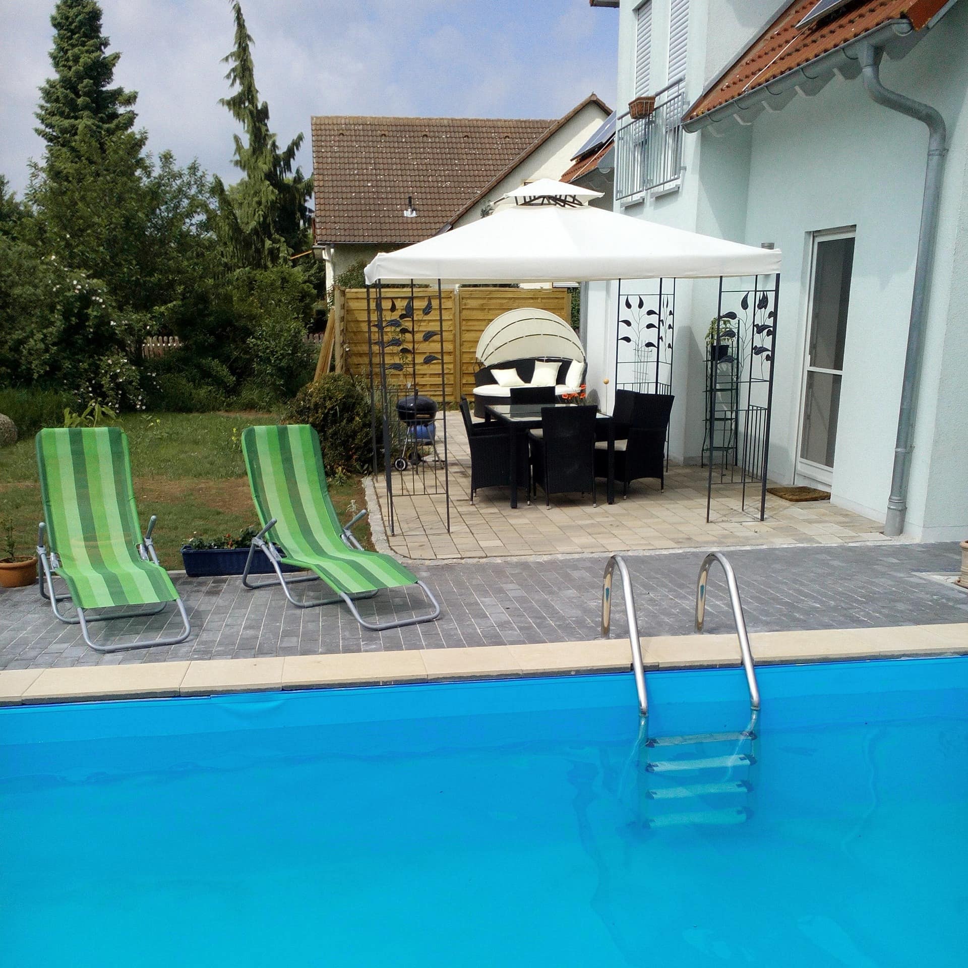 Grünes Ferienhaus am Brombachsee mit großem Garten und Kinderspielplatz