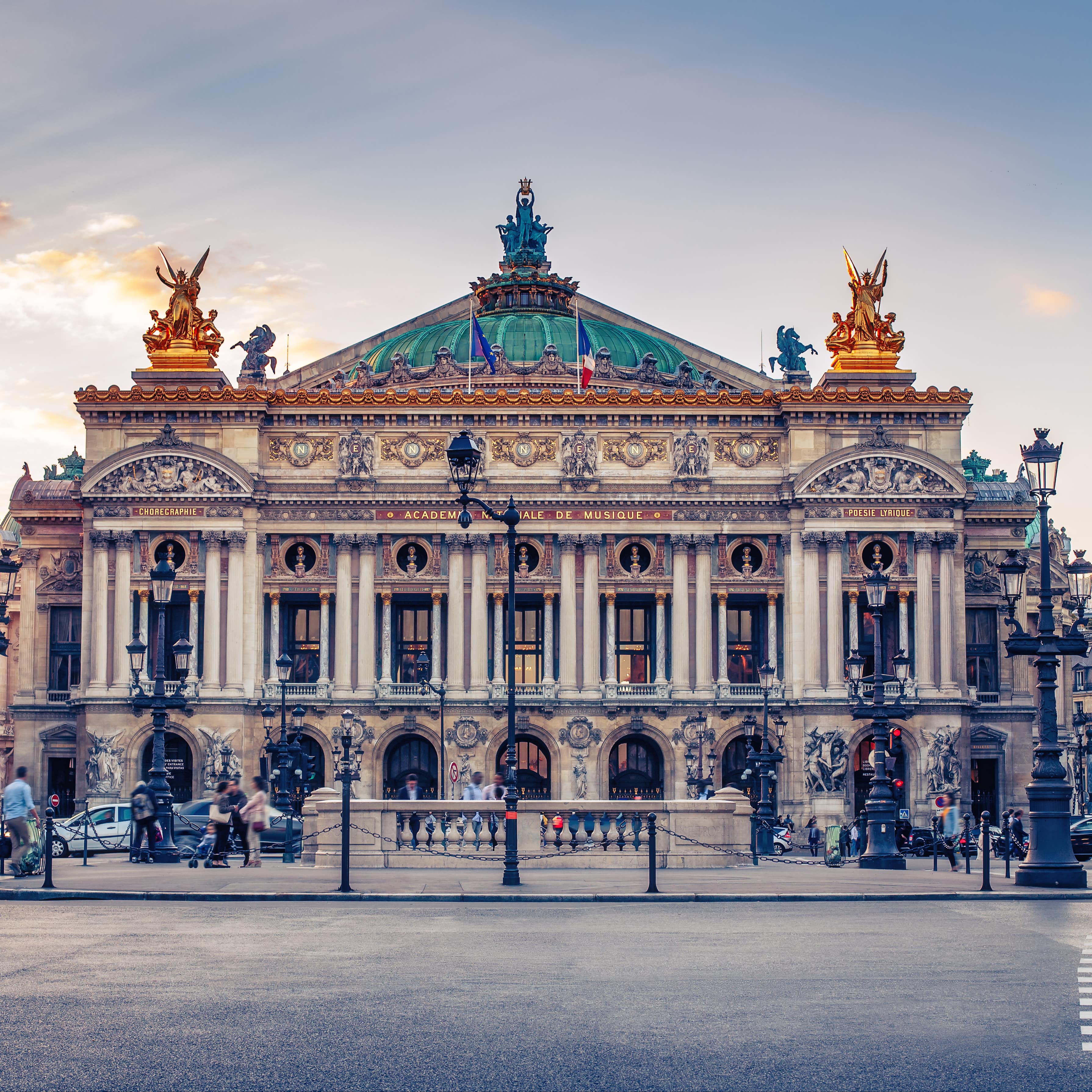 Blick auf die Opéra Garnier in der Dämmerung.