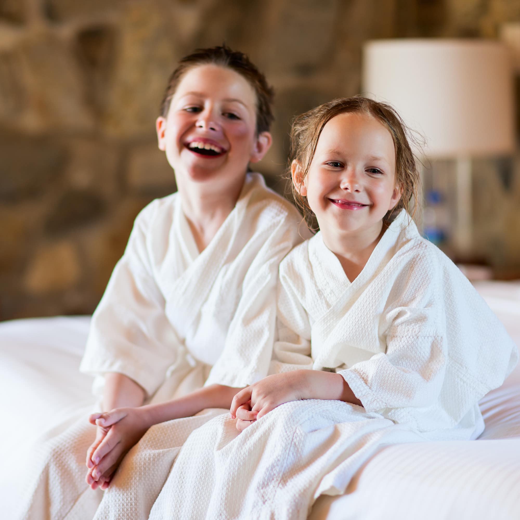 Zwei Kinder in einem Hotelzimmer