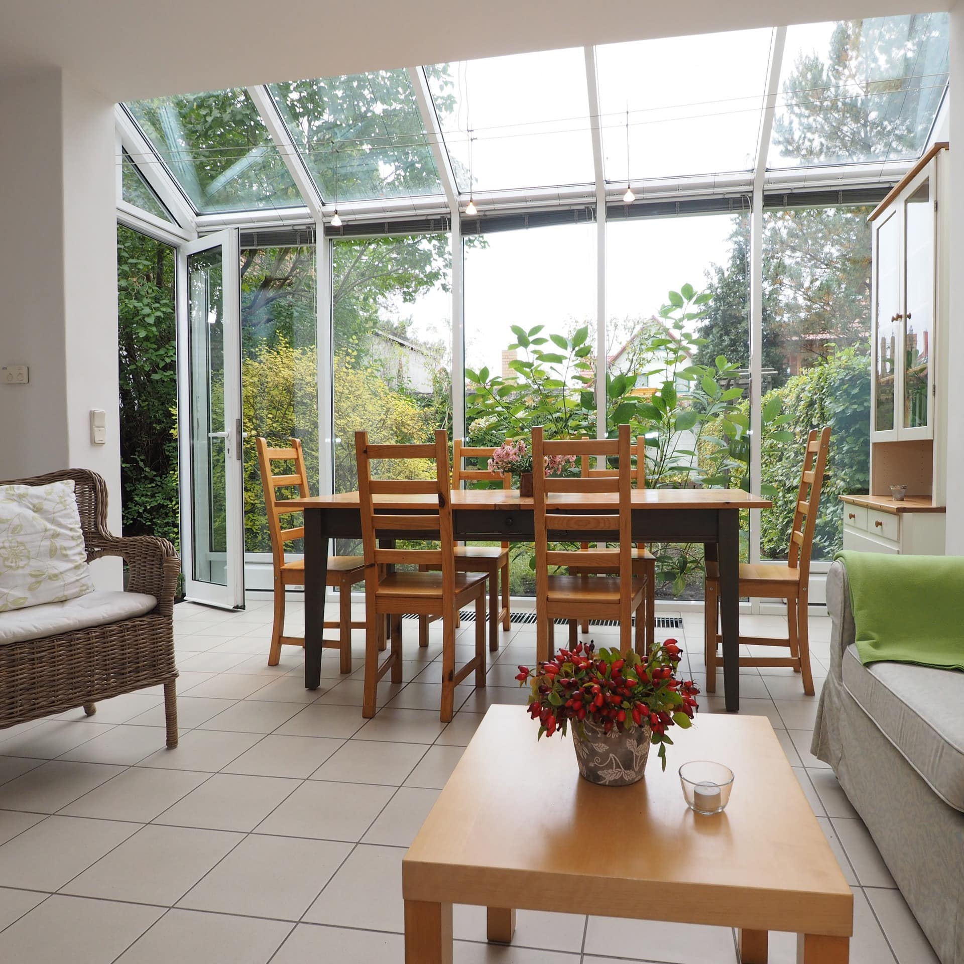 Ein Wohnzimmer mit Wintergarten in einer Ferienwohnung in Ahlbeck