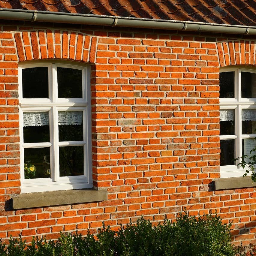 Typische Fassade aus gebrannten den Backsteinen, die in Ostfriesland nicht nur alle Häuser, sondern auch viele Neubauten schmückt.