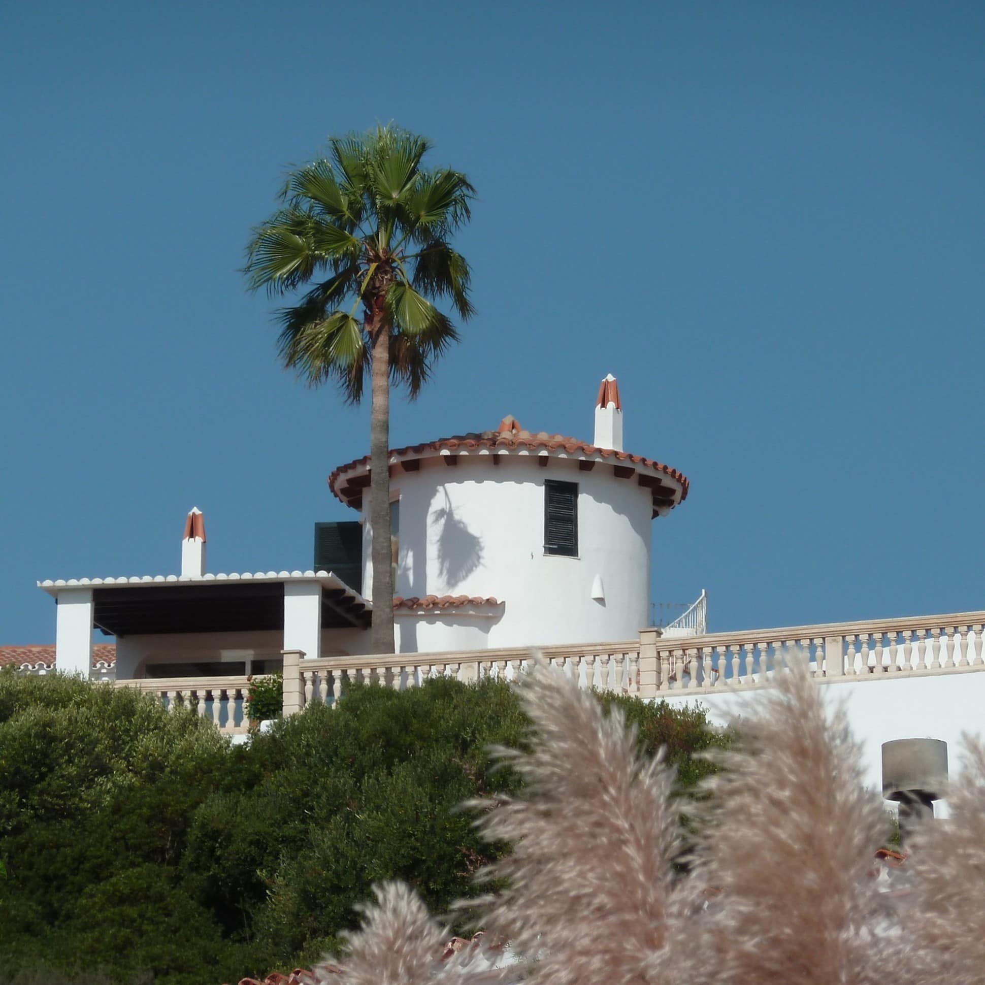 Blick auf eine Villa in Spanien mit Dachterrasse