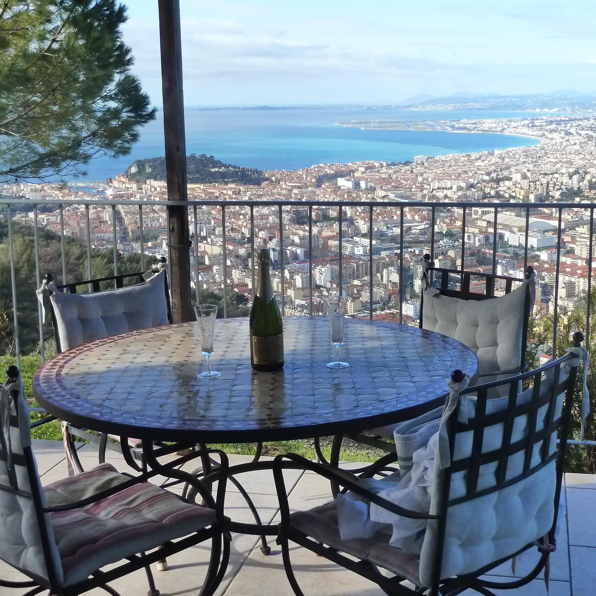Spektakuläres Panorama von der Terrasse der Ferienwohnung auf die Stadt Nizza