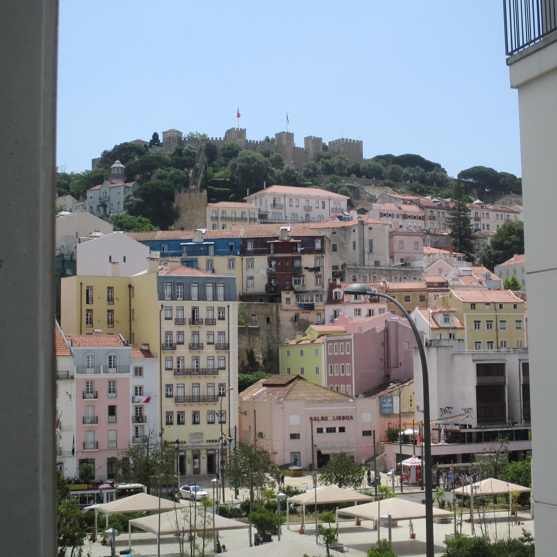 Blick von der Ferienwohnung in Lissabon auf den Hügel, der vom Castelo de São Jorge gekrönt wird