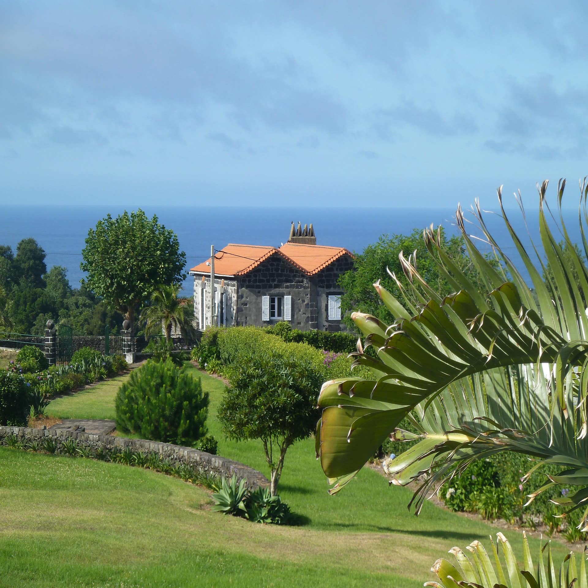 Steinhaus mit großem gepflegtem Garten und Meerblick auf den Azoren.