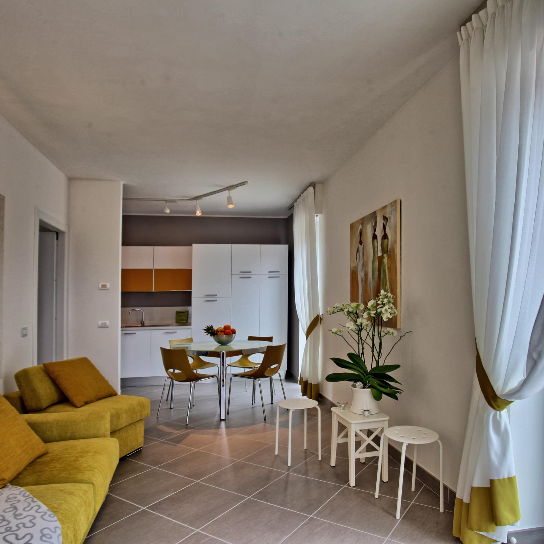 Wohn- und Essbereich einer Ferienwohnung am Comer See mit gehobener Ausstattung