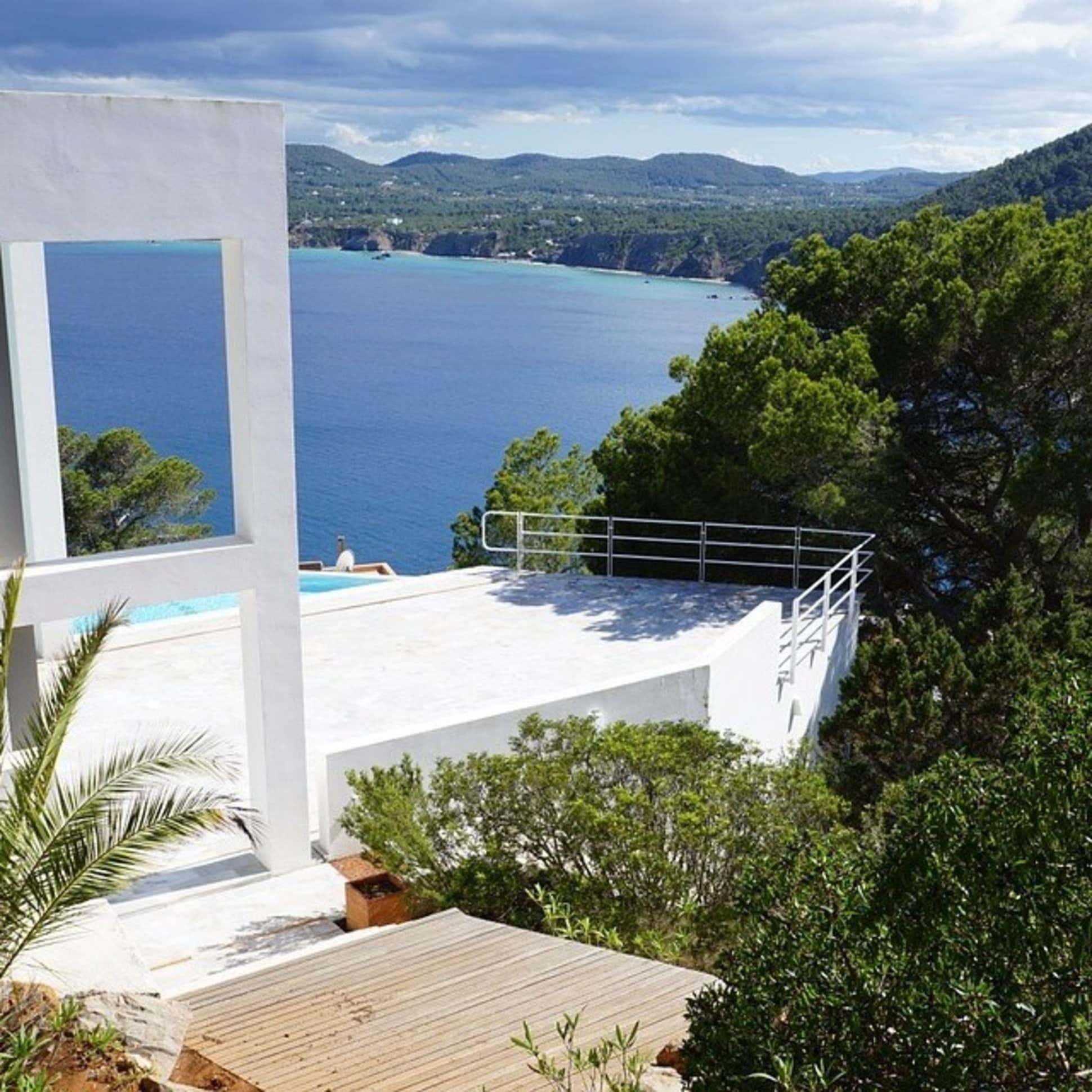 Moderne Ibiza-Finca mit Pool und Meerblick