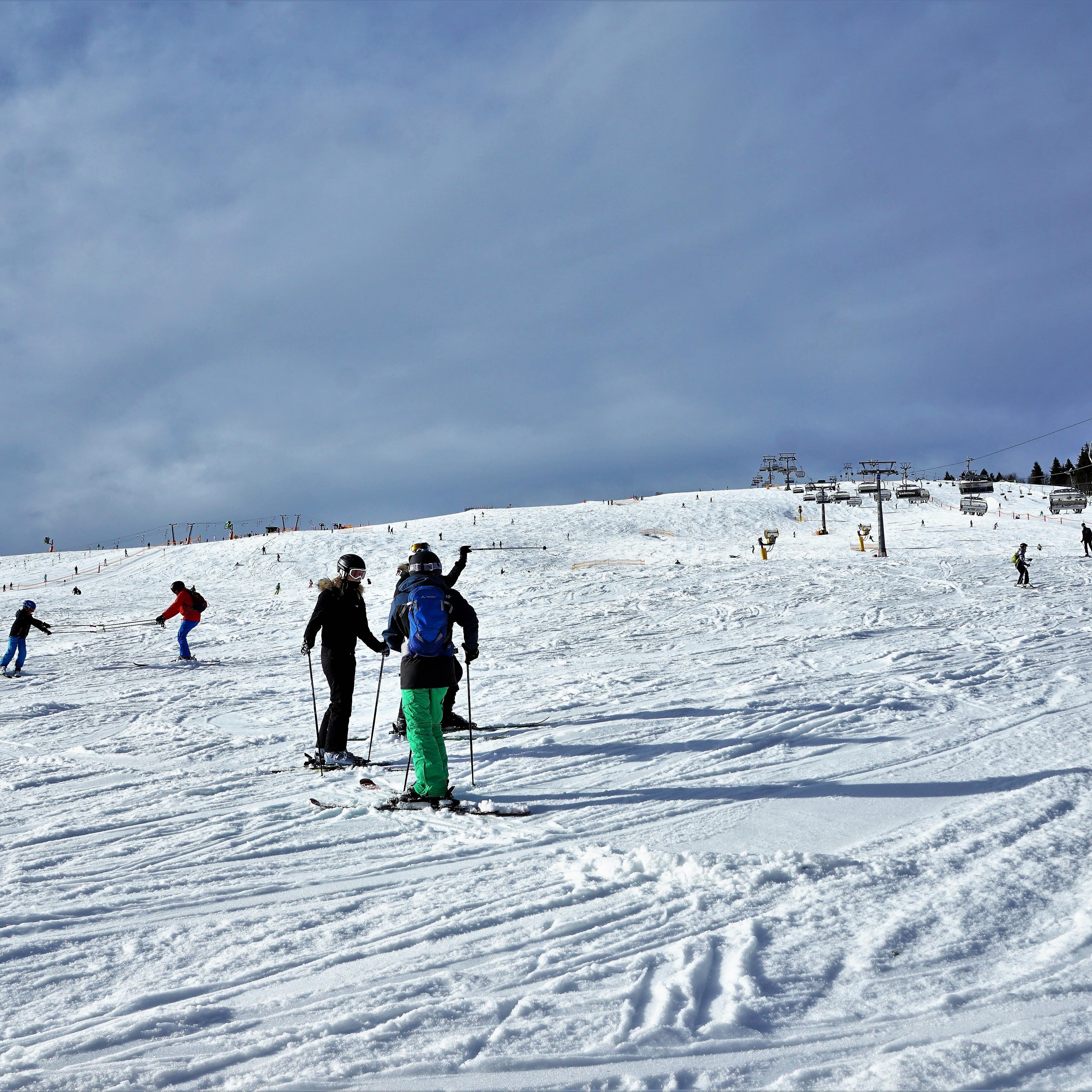 Menschen auf der Piste in einem Skigebiet