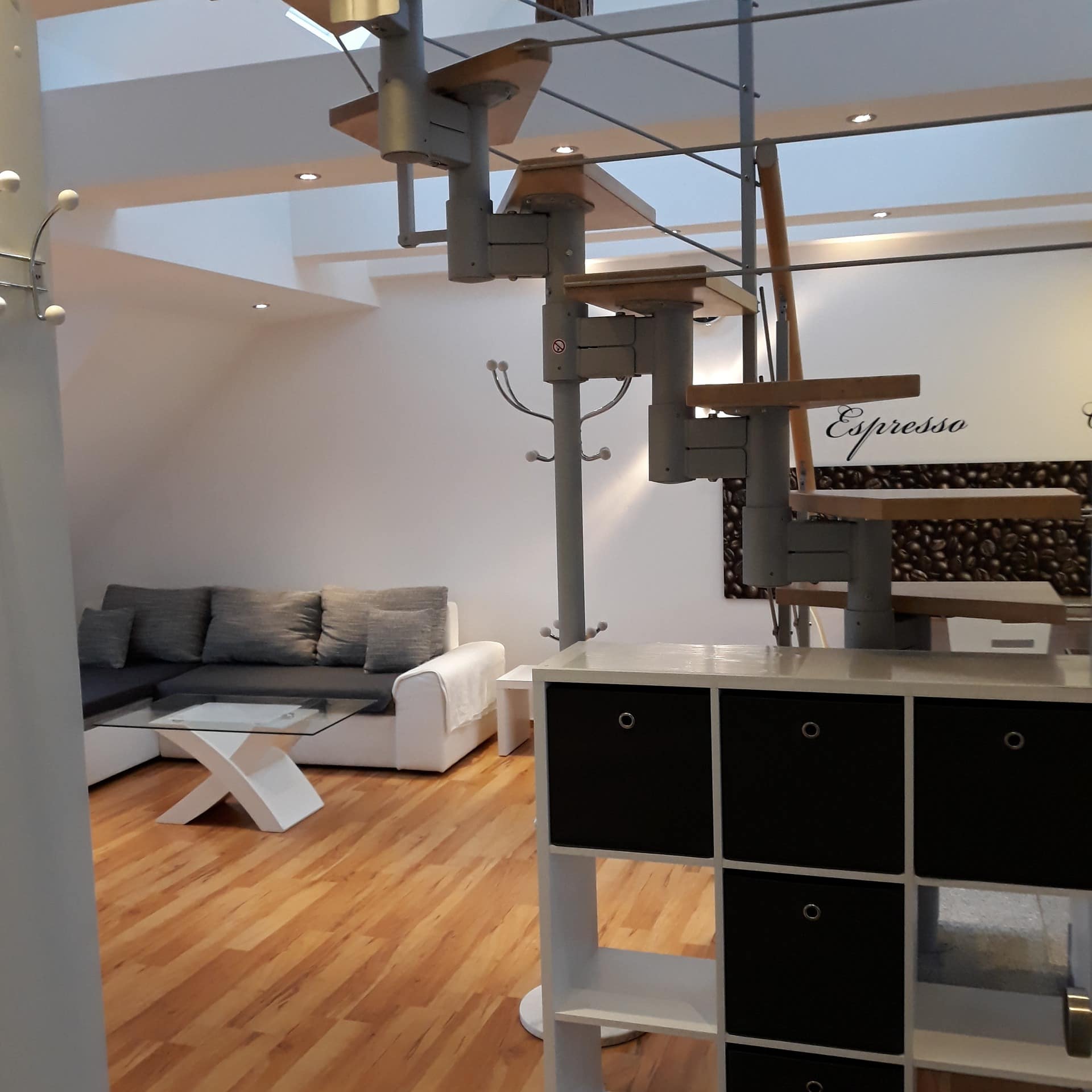 Wohnzimmer einer modernen und günstigen Galerieferienwohnung mit viel Luxus in Nürnberg