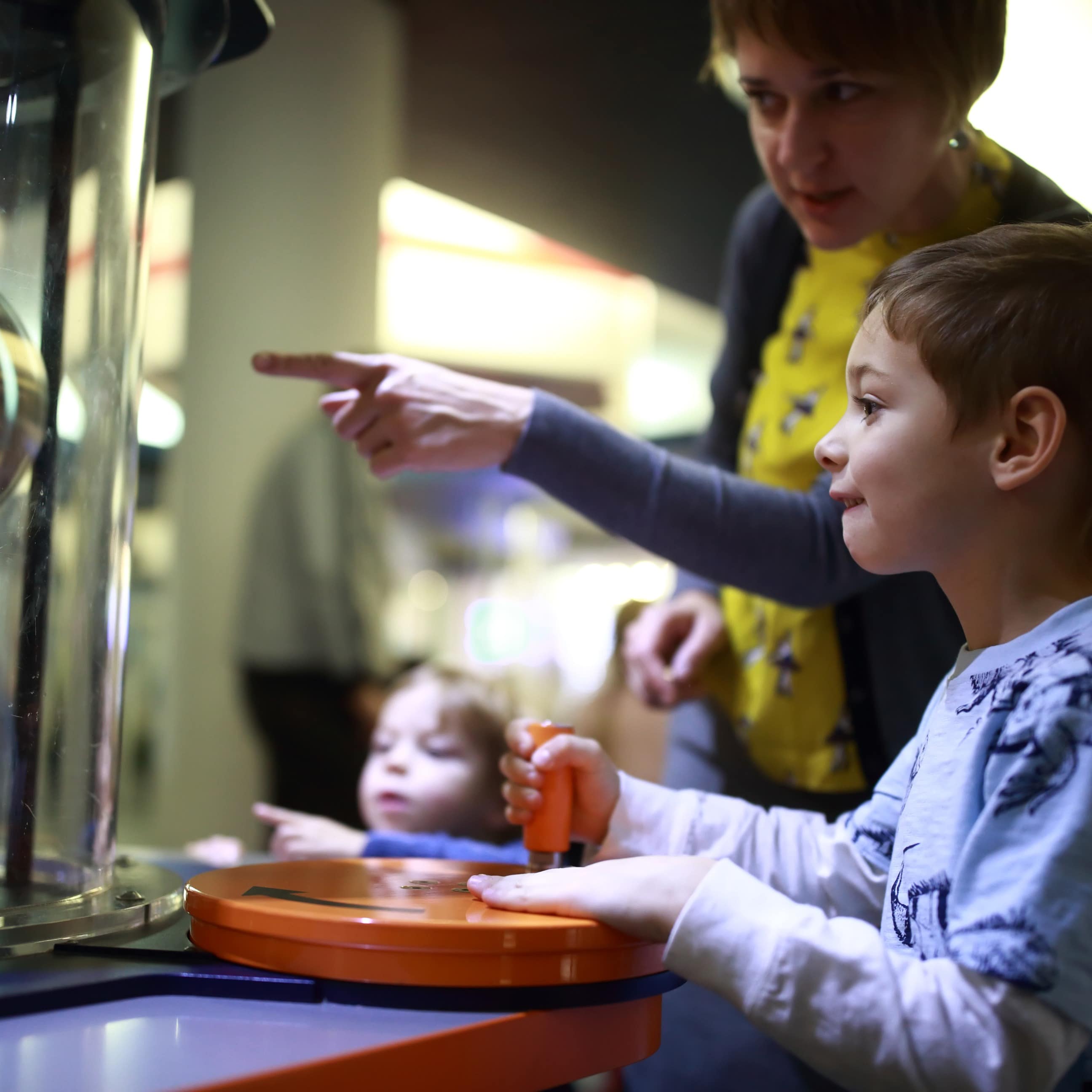 Mutter und Sohn probieren ein Experiment im Mitmachmuseum aus.