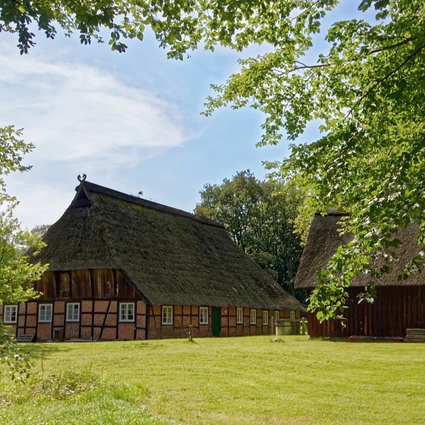 Gebäude auf einem Bauernhof in der Lüneburger Heide