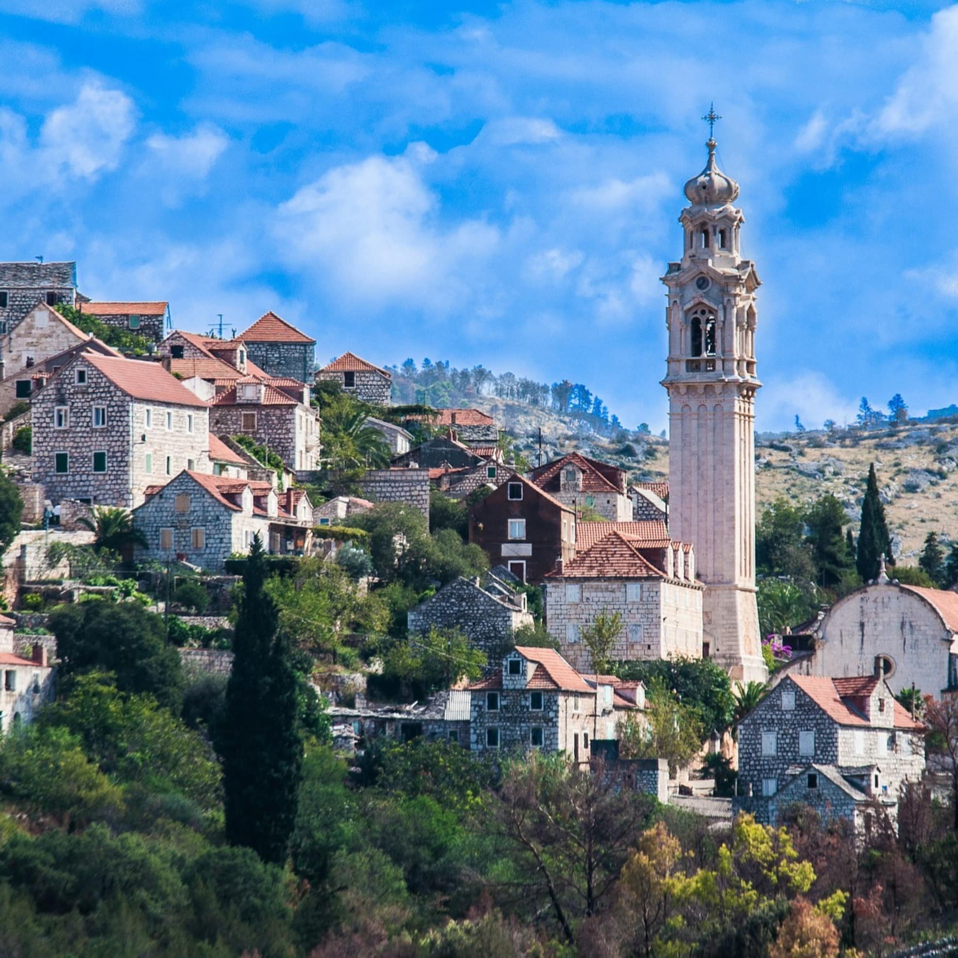 Blick auf ein ländliches Dorf in Kroatien