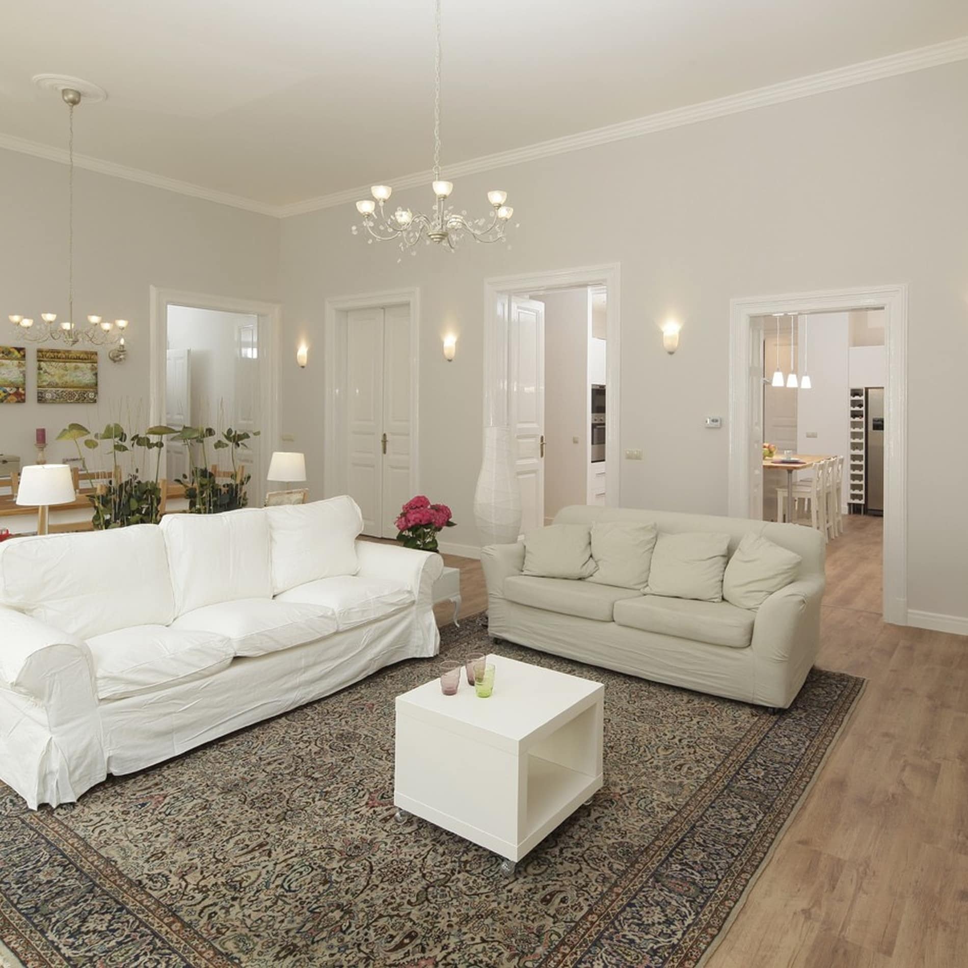 Zwei Sofas stehen auf einem Orientteppich im geräumigen Wohnzimmer der tierfreundlichen Ferienwohnung in Ungarn