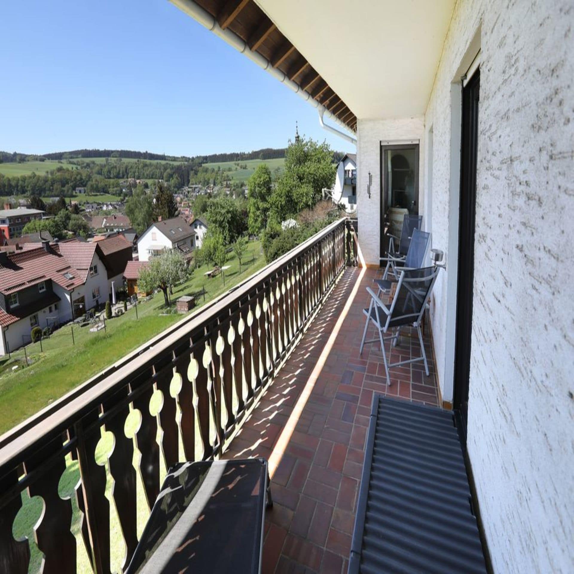 Seitlicher Blick von einem Balkon auf den Ort Hilders und die Landschaft.