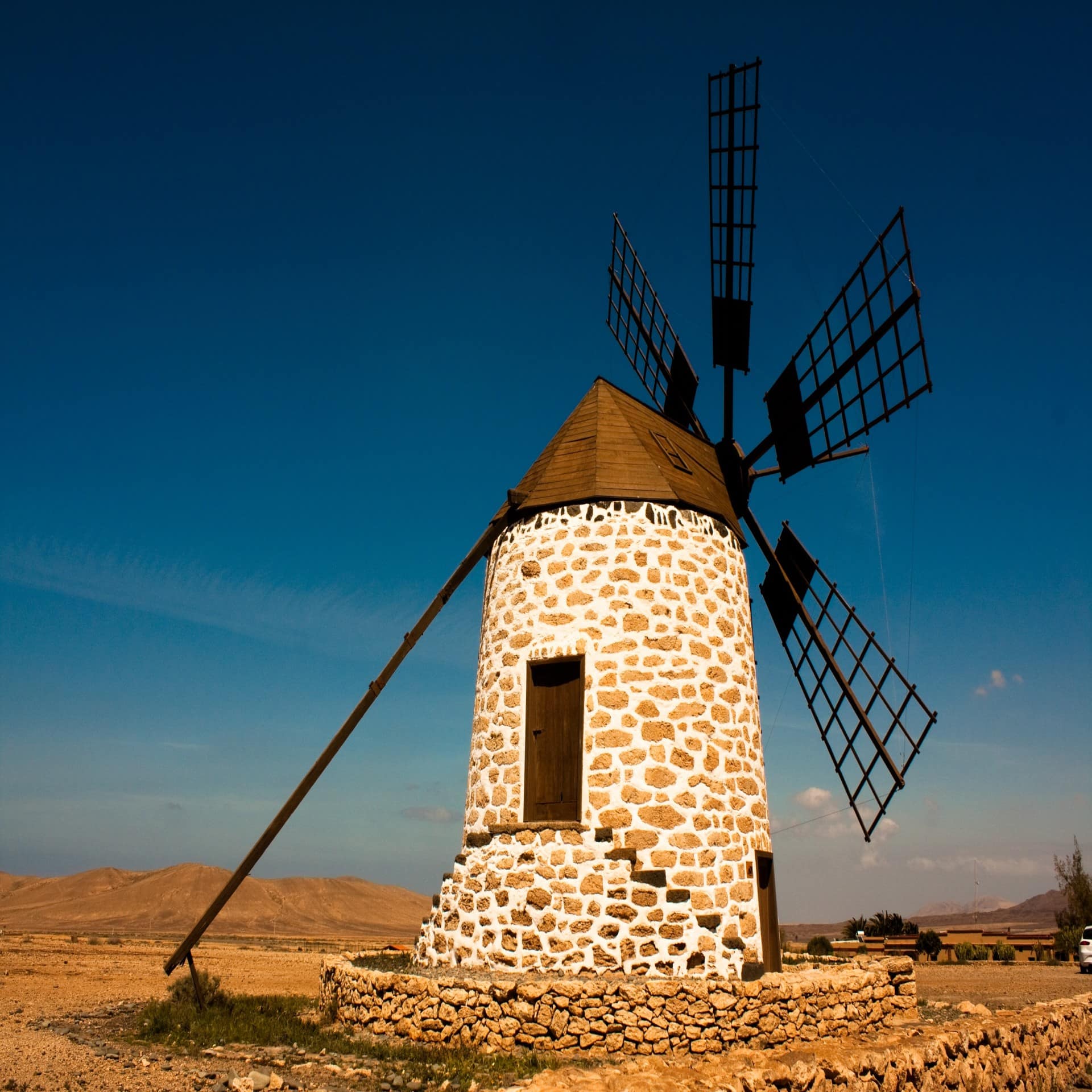 Windmühle in einer sandigen Umgebung in Spanien.